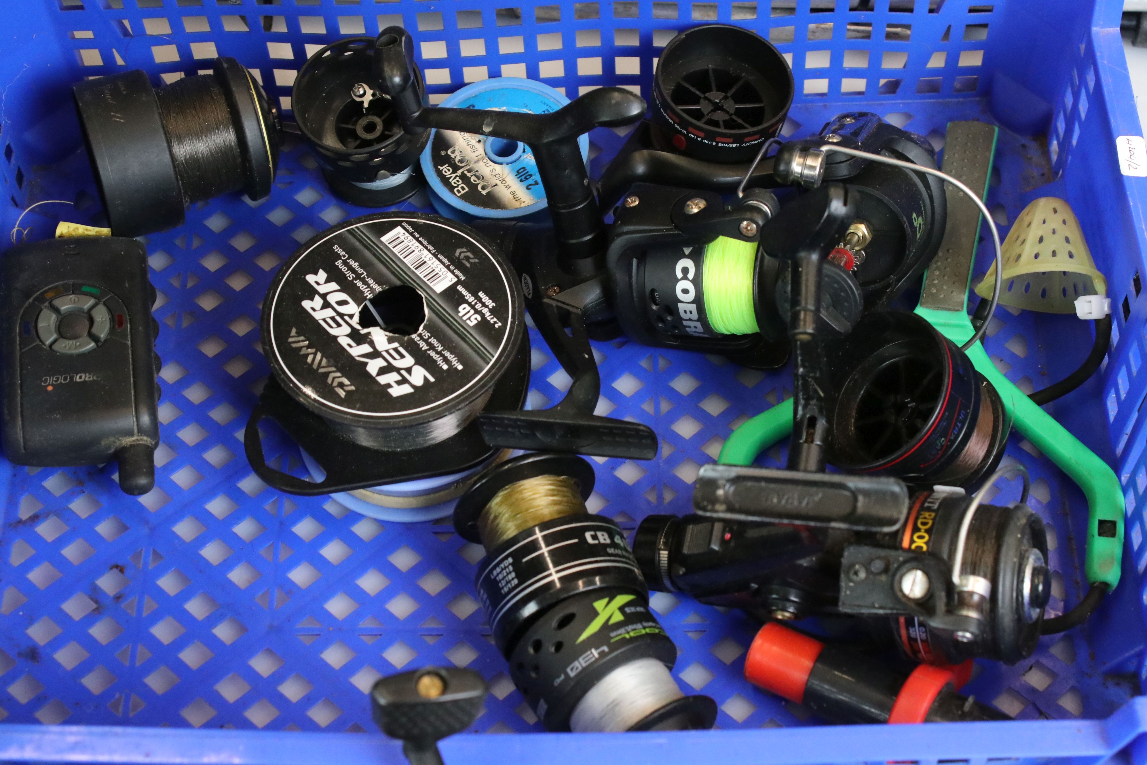 Collection of fishing / angling tackle to include fishing reels, hooks, weights, landing and - Bild 2 aus 4