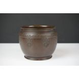 Japanese Bronze Pot with engraved decoration, 8.5cm high