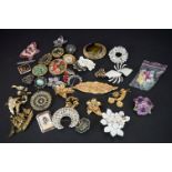 A collection of mainly vintage costume jewellery brooches.