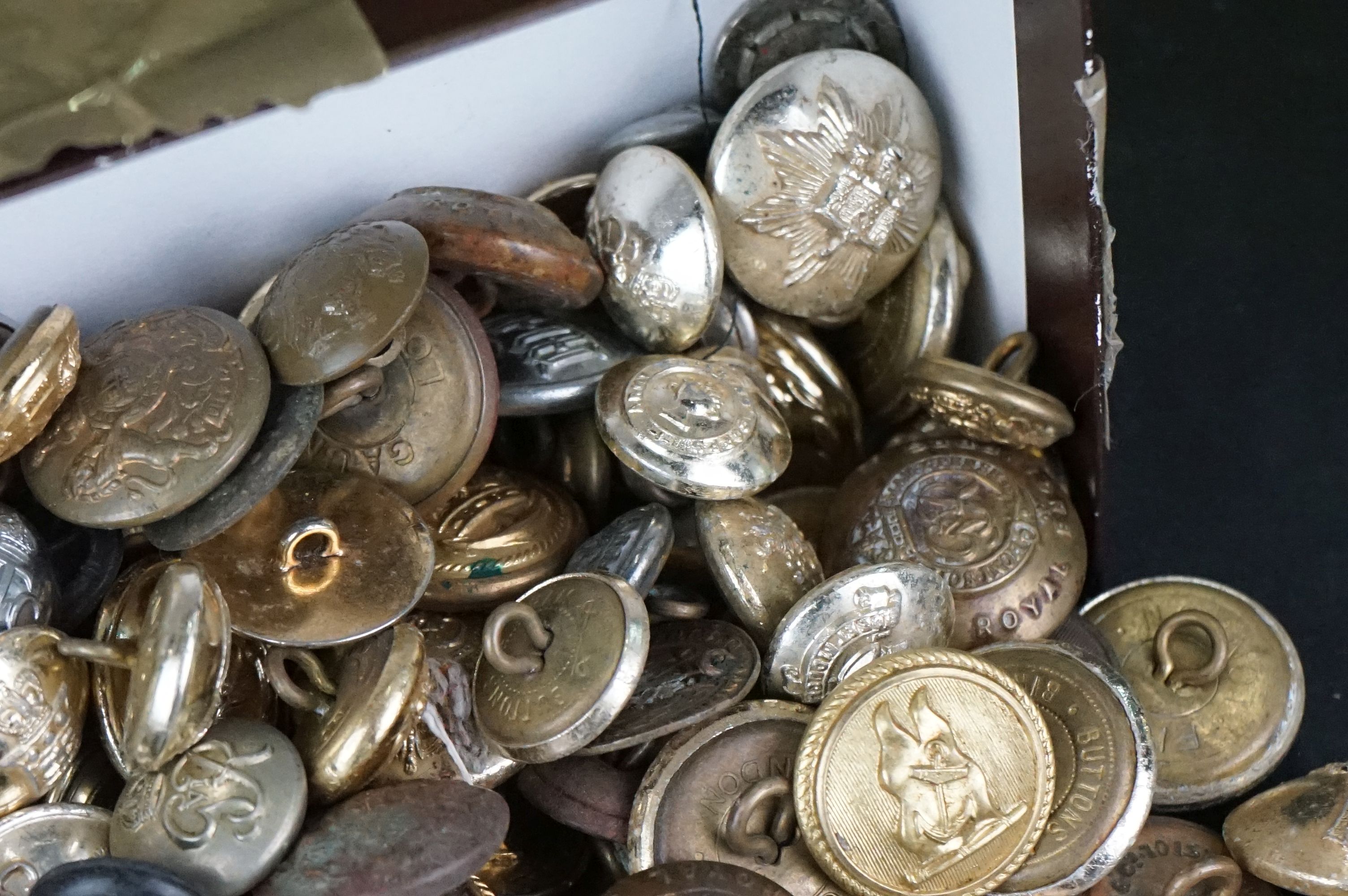 A collection of mixed buttons to include World War One and World War Two examples. - Image 3 of 5