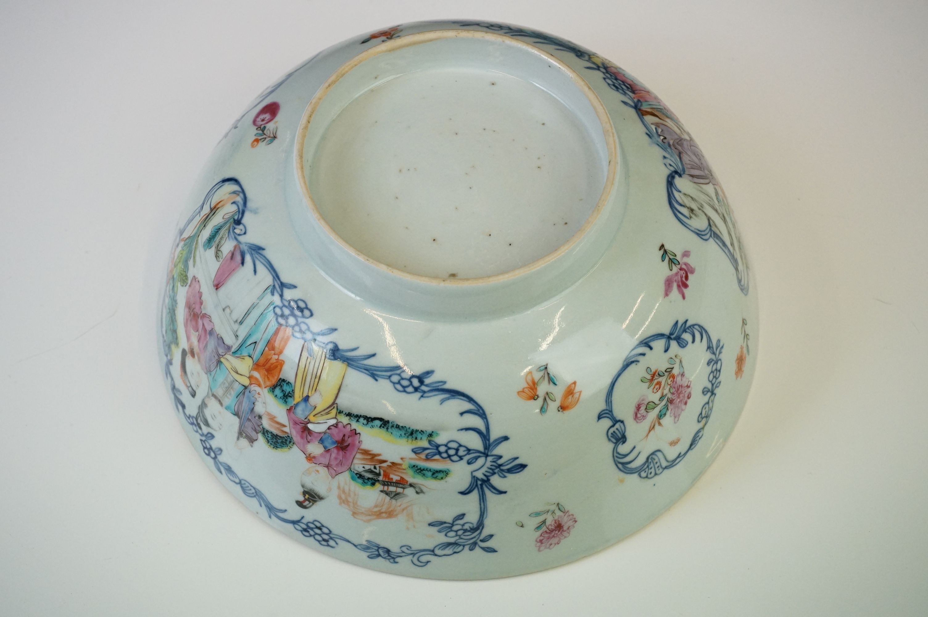 Chinese porcelain Famille Rose circular bowl, decorated with figural panels surrounded by - Image 6 of 8