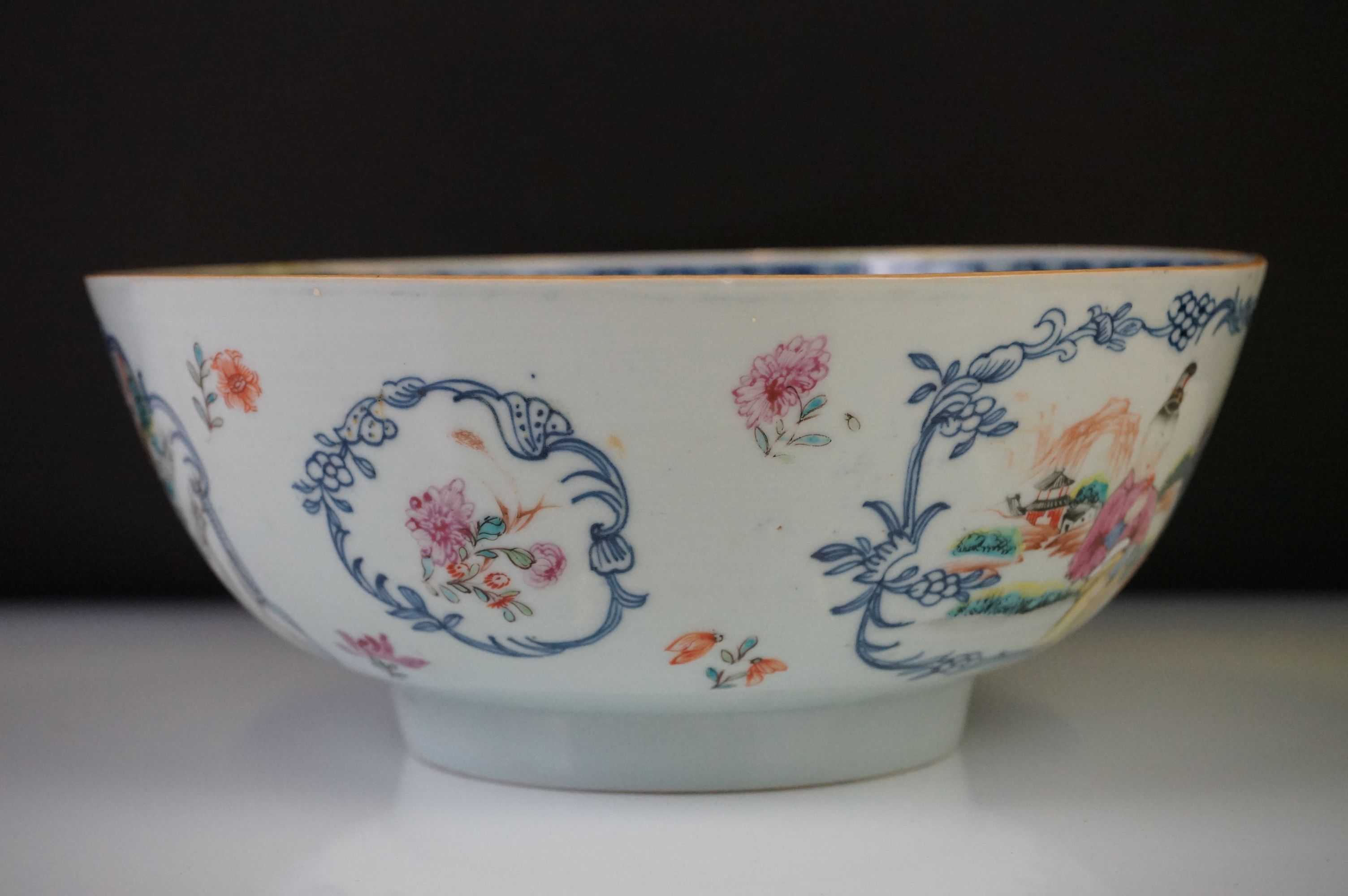 Chinese porcelain Famille Rose circular bowl, decorated with figural panels surrounded by - Image 2 of 8