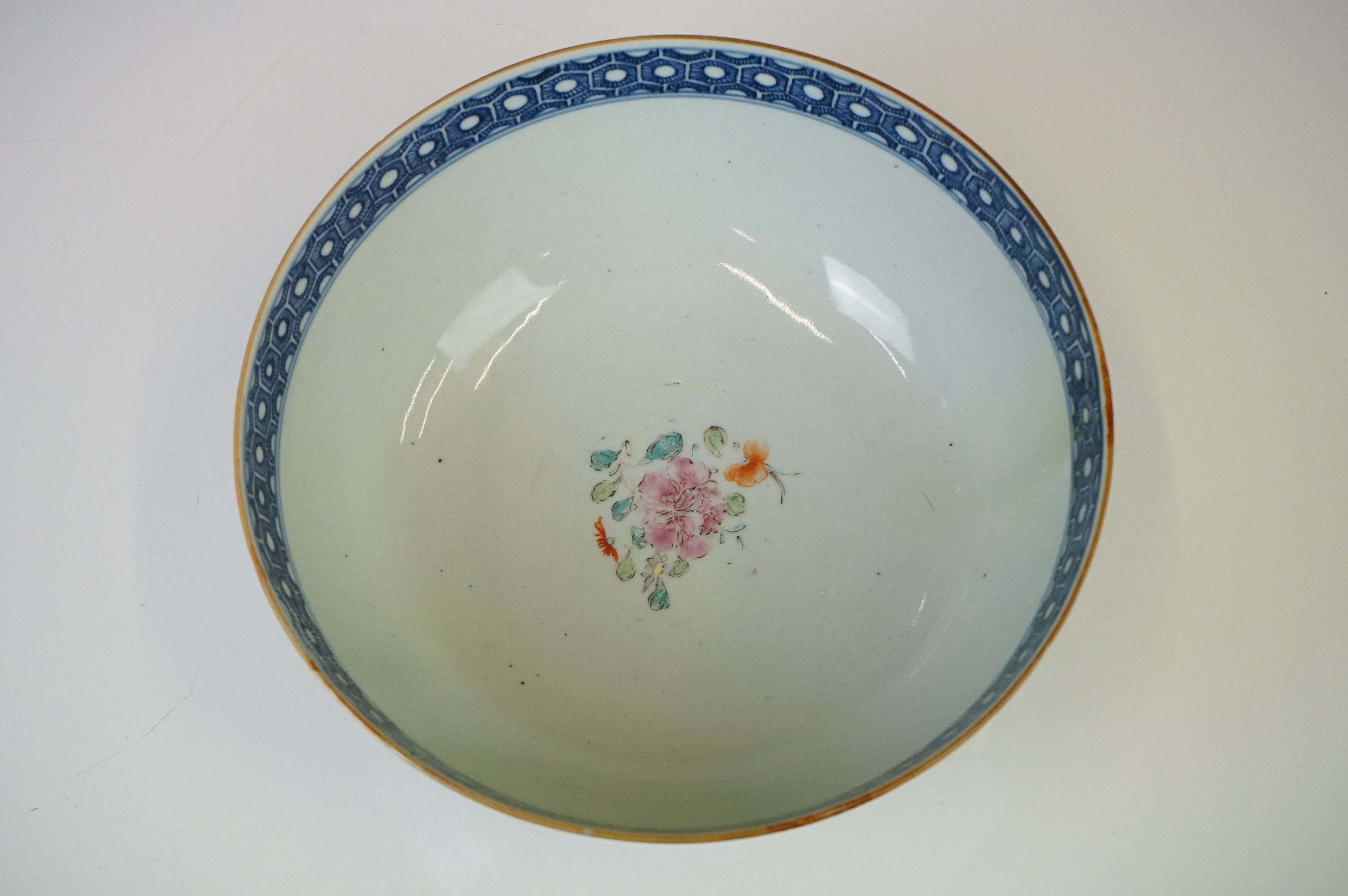 Chinese porcelain Famille Rose circular bowl, decorated with figural panels surrounded by - Image 5 of 8