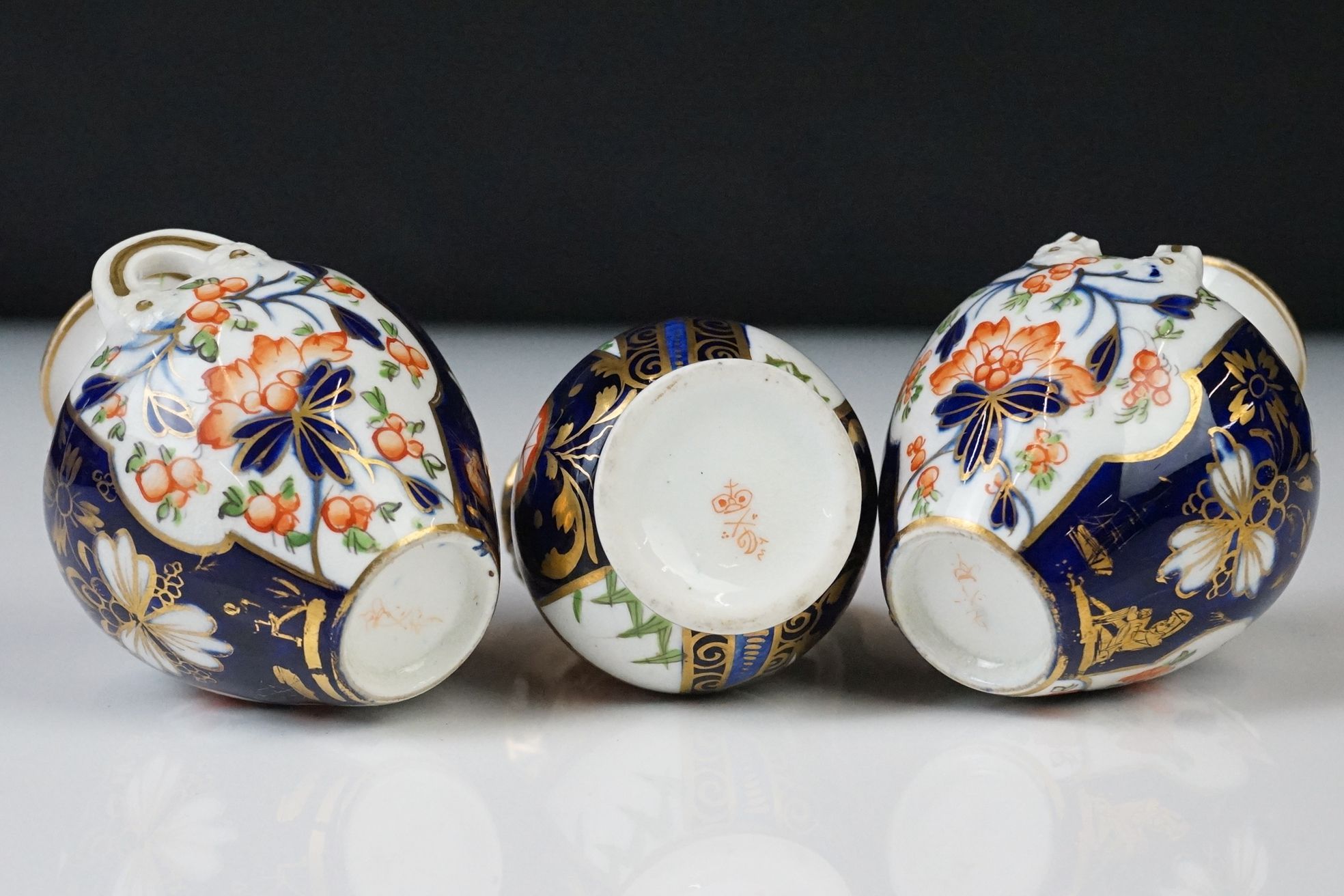 Group of Early 19th Century Crown Derby Imari pattern ceramics, to include two saucers, a pair of - Image 13 of 13