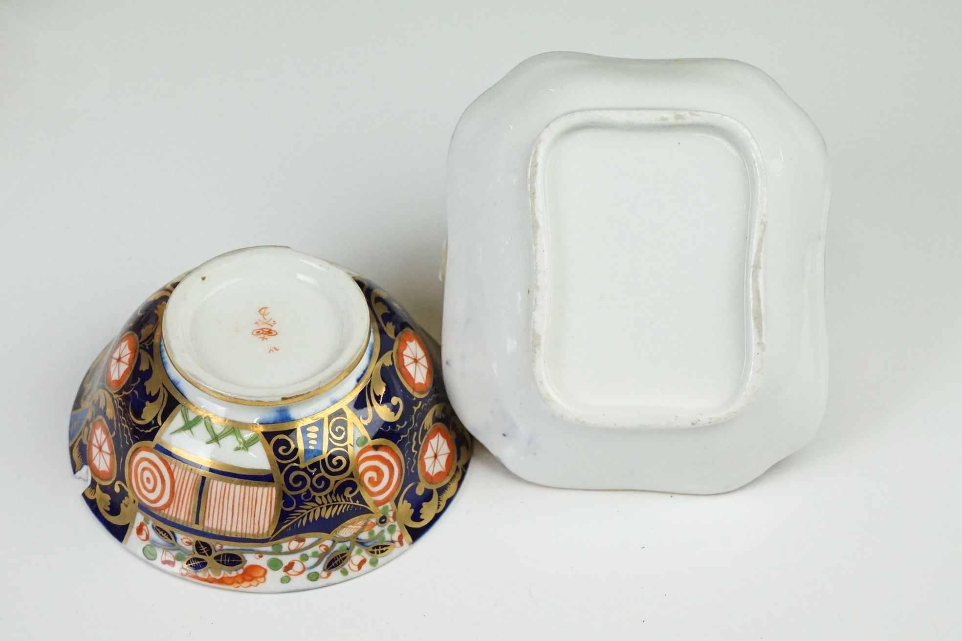 Group of Early 19th Century Crown Derby Imari pattern ceramics, to include two saucers, a pair of - Image 4 of 13