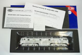 Boxed ltd edn Heljan OO gauge BRCW D0260 Lion locomotive, with paperwork