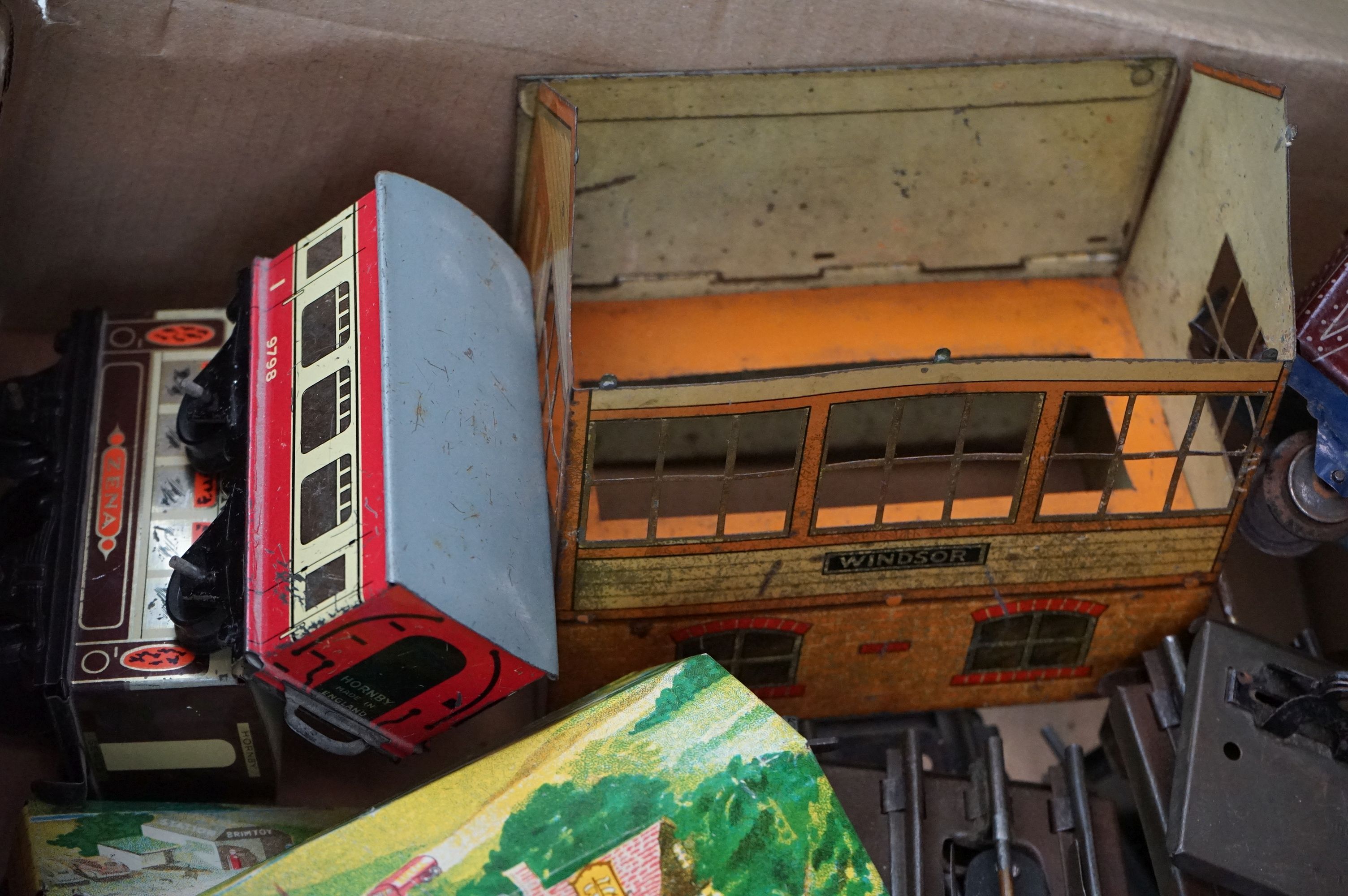 Quantity of Hornby O gauge tin plate model railway to include 2 x boxed items of rolling stock ( - Image 6 of 7