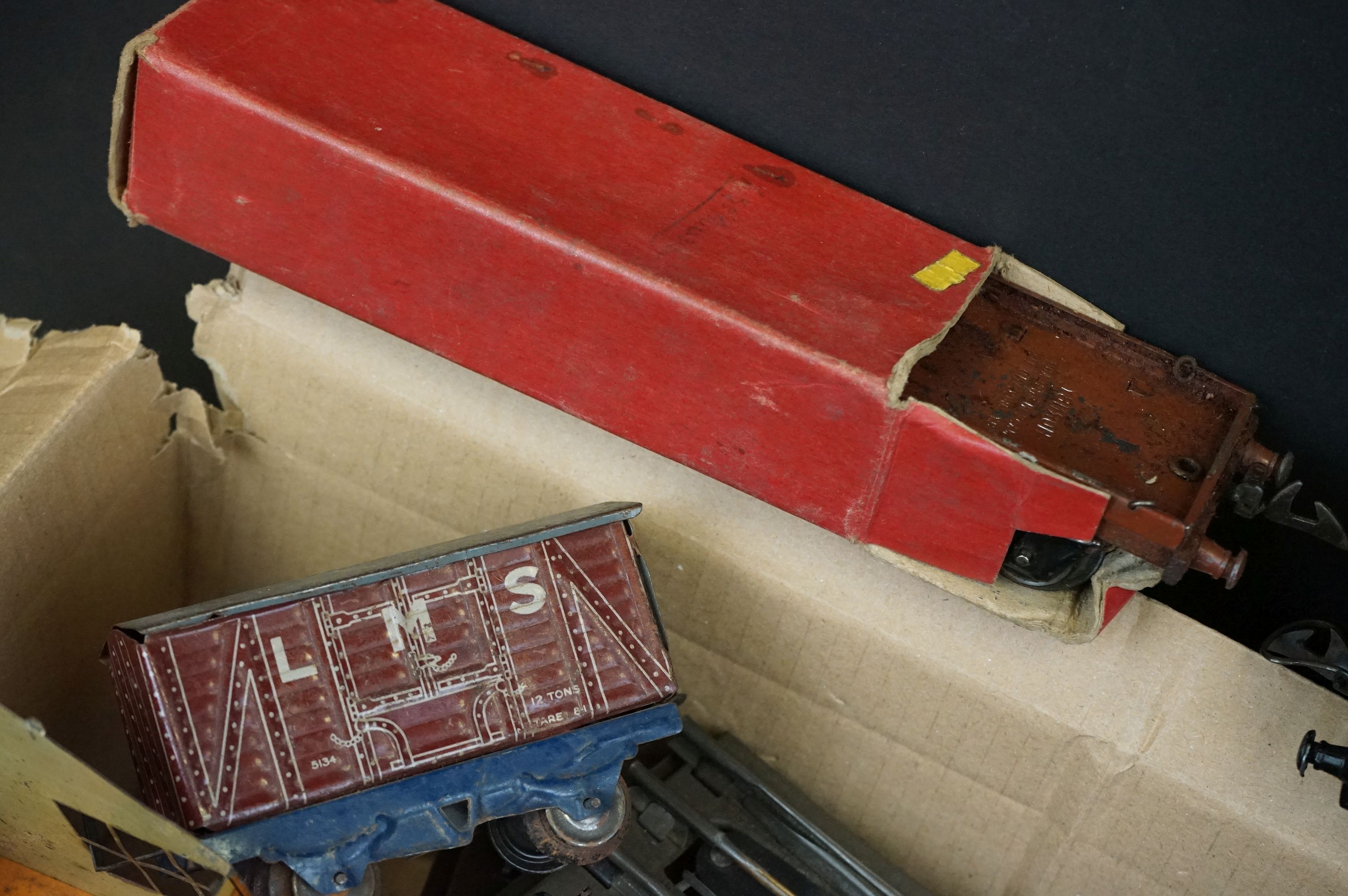 Quantity of Hornby O gauge tin plate model railway to include 2 x boxed items of rolling stock ( - Image 2 of 7