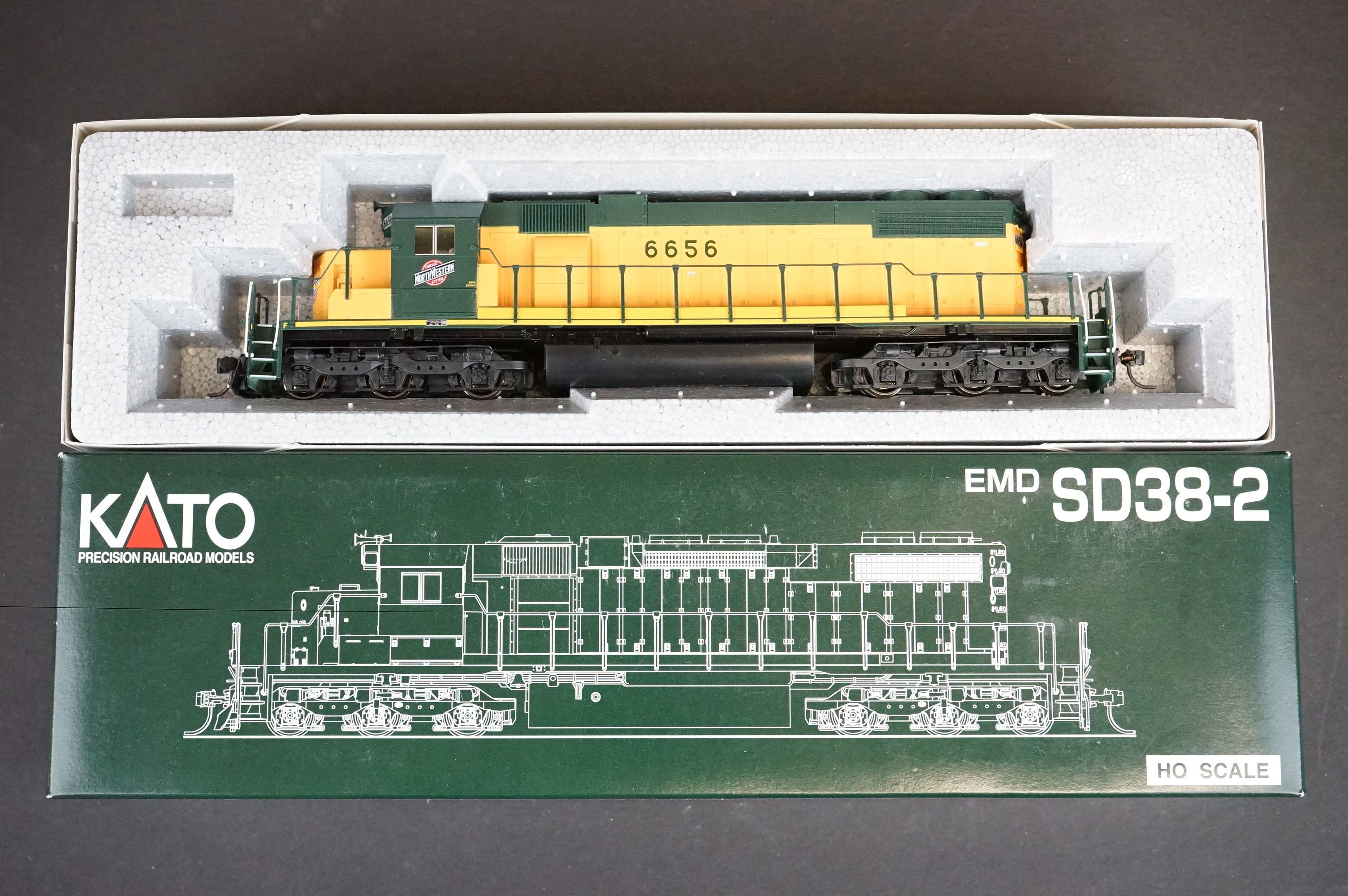 Two boxed Kato HO gauge Chicago & North Western locomotives to include 37-2704 #6922 and 37-6522 # - Image 3 of 4