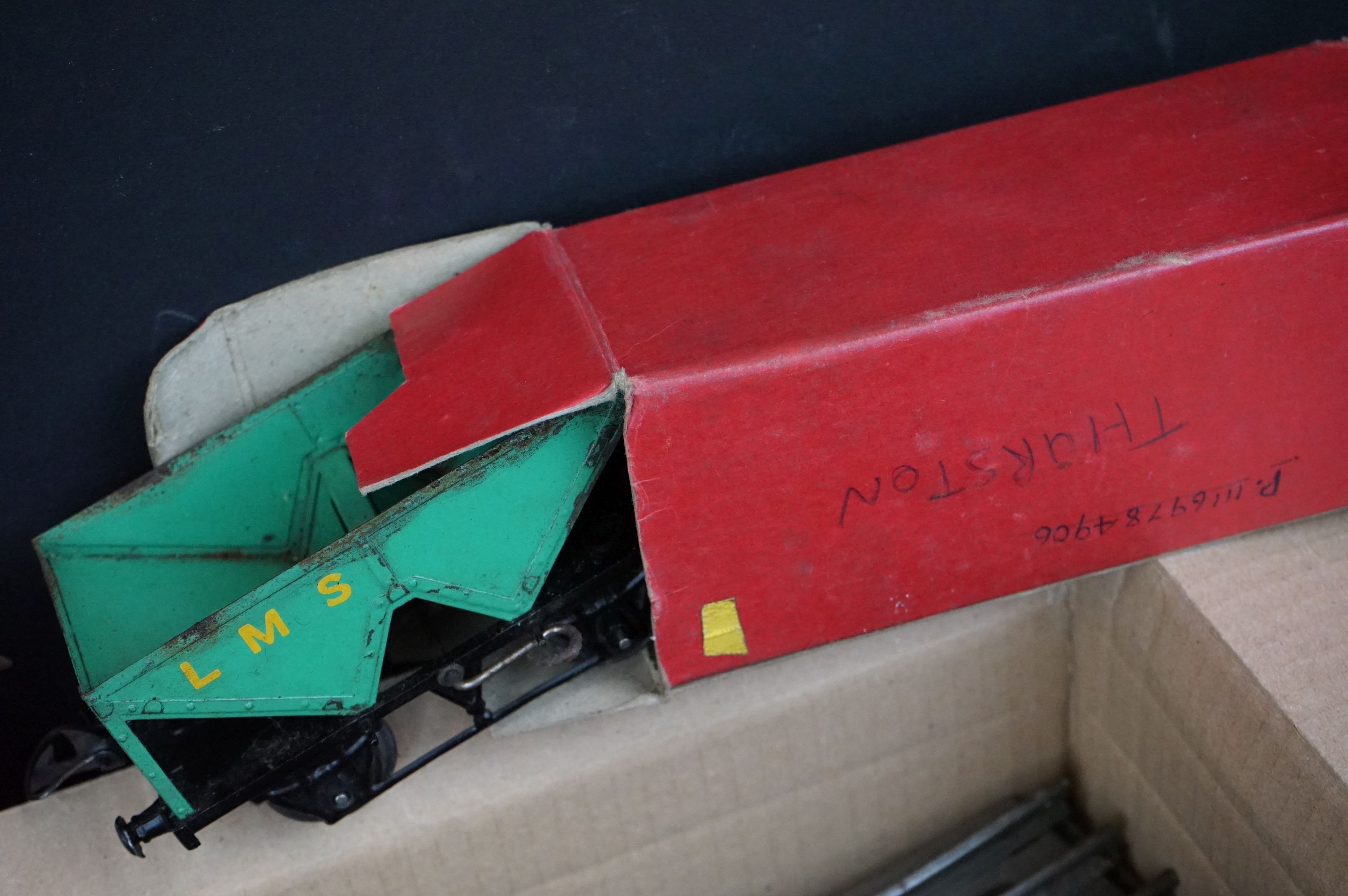 Quantity of Hornby O gauge tin plate model railway to include 2 x boxed items of rolling stock ( - Image 3 of 7