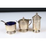 A fully hallmarked sterling silver cruet set to include pepperette, salt and spoon with liner and