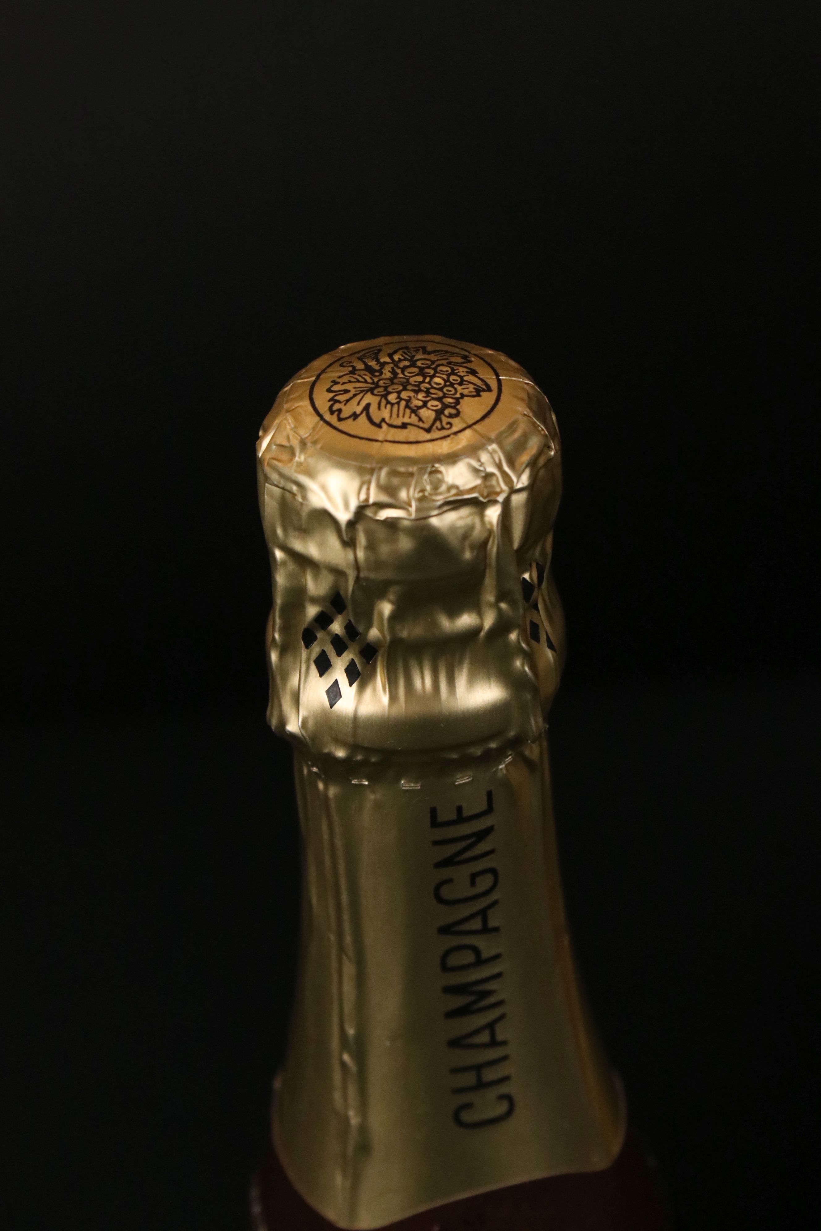 A collection of four bottles of Champagne to include A. Carpenter, Antoine De Clevecy, Moet & - Image 5 of 10