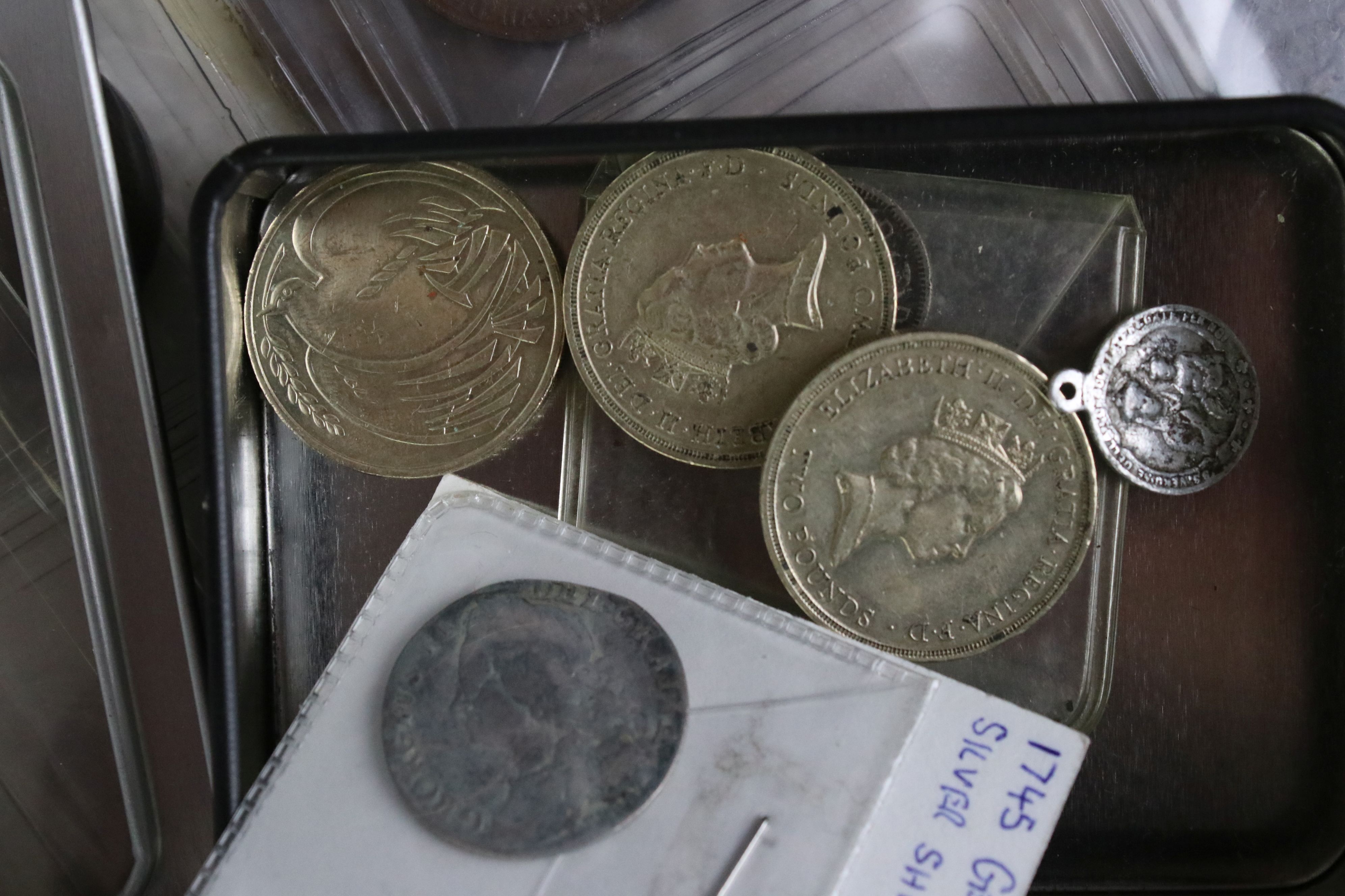 A large collection of mixed British & Foreign coins to include a good quantity of pre decimal - Image 11 of 12