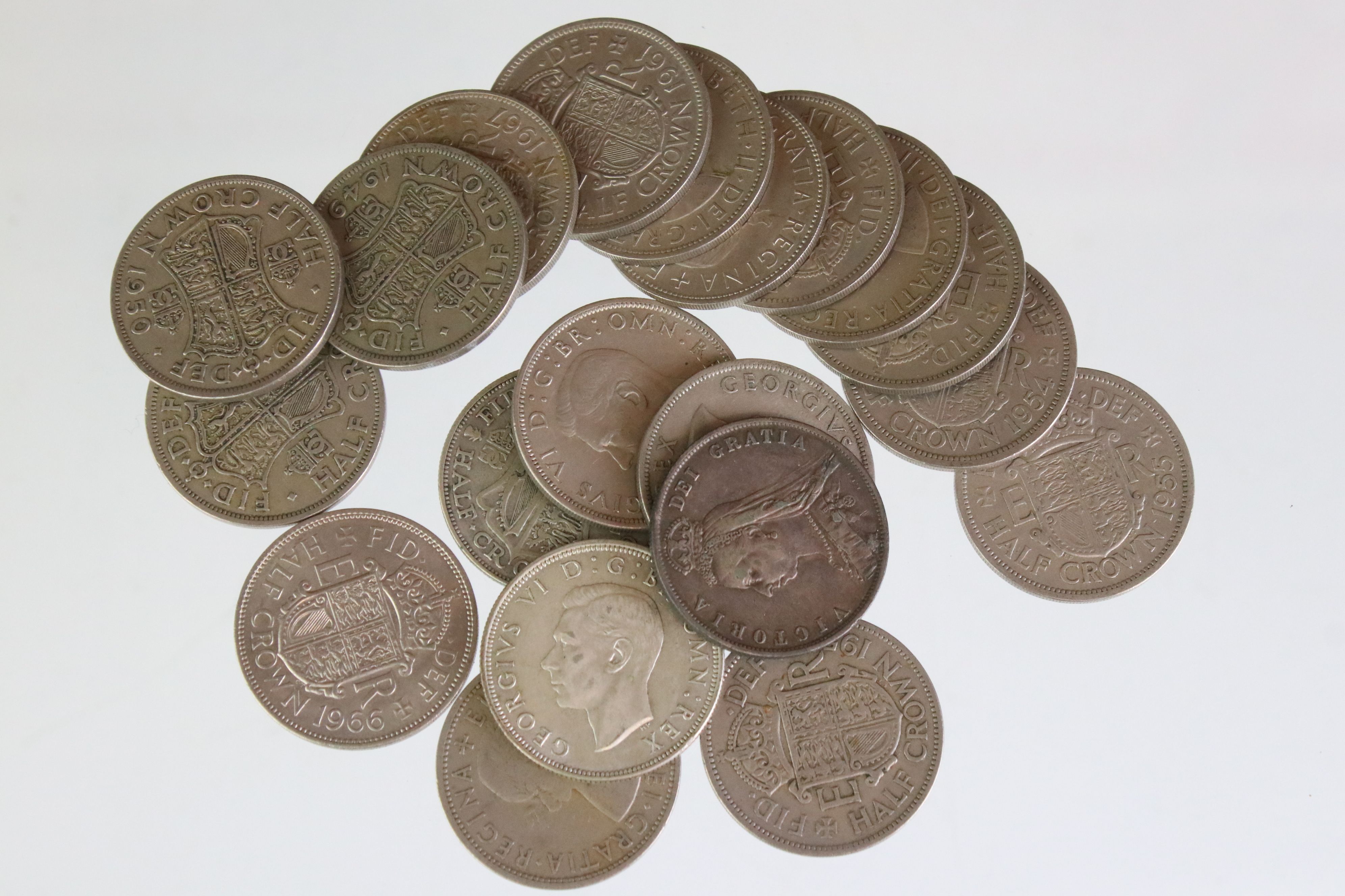 A collection of approx 40 British pre decimal half crown coin to include silver Queen Victoria and - Image 5 of 11