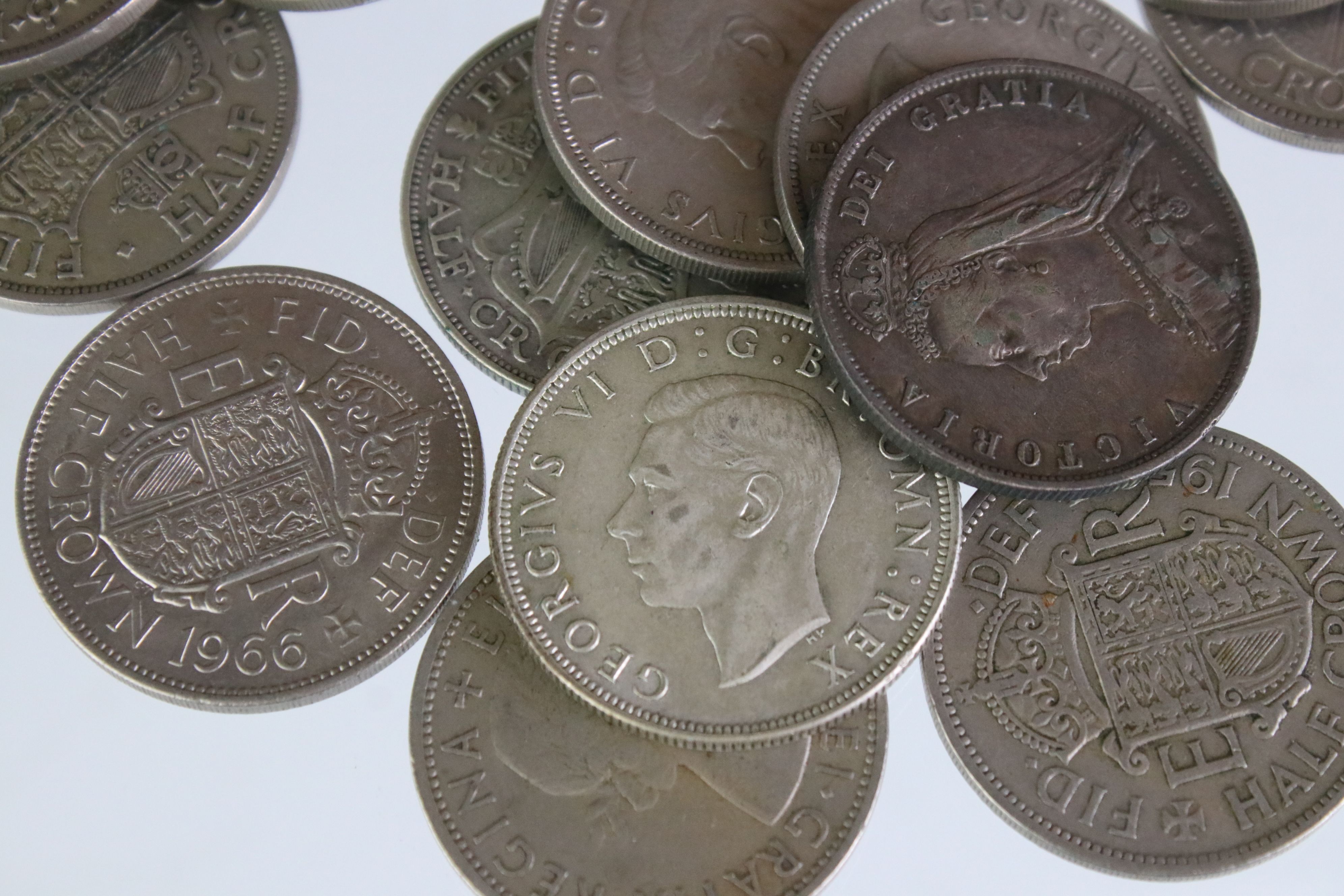 A collection of approx 40 British pre decimal half crown coin to include silver Queen Victoria and - Image 8 of 11