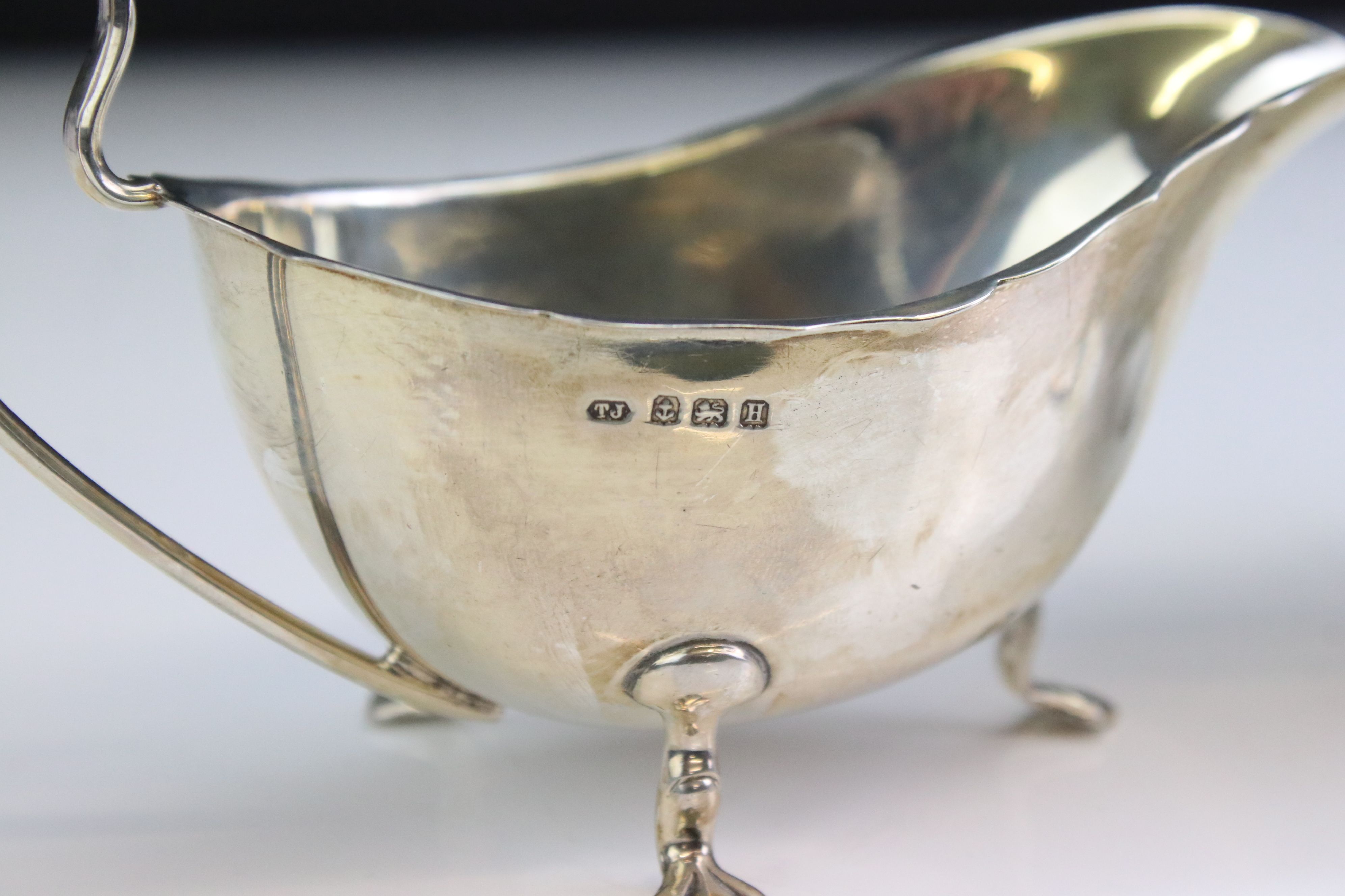 George V near pair of silver cream jugs with pie crust borders, of polished form, with scrolling - Image 3 of 6