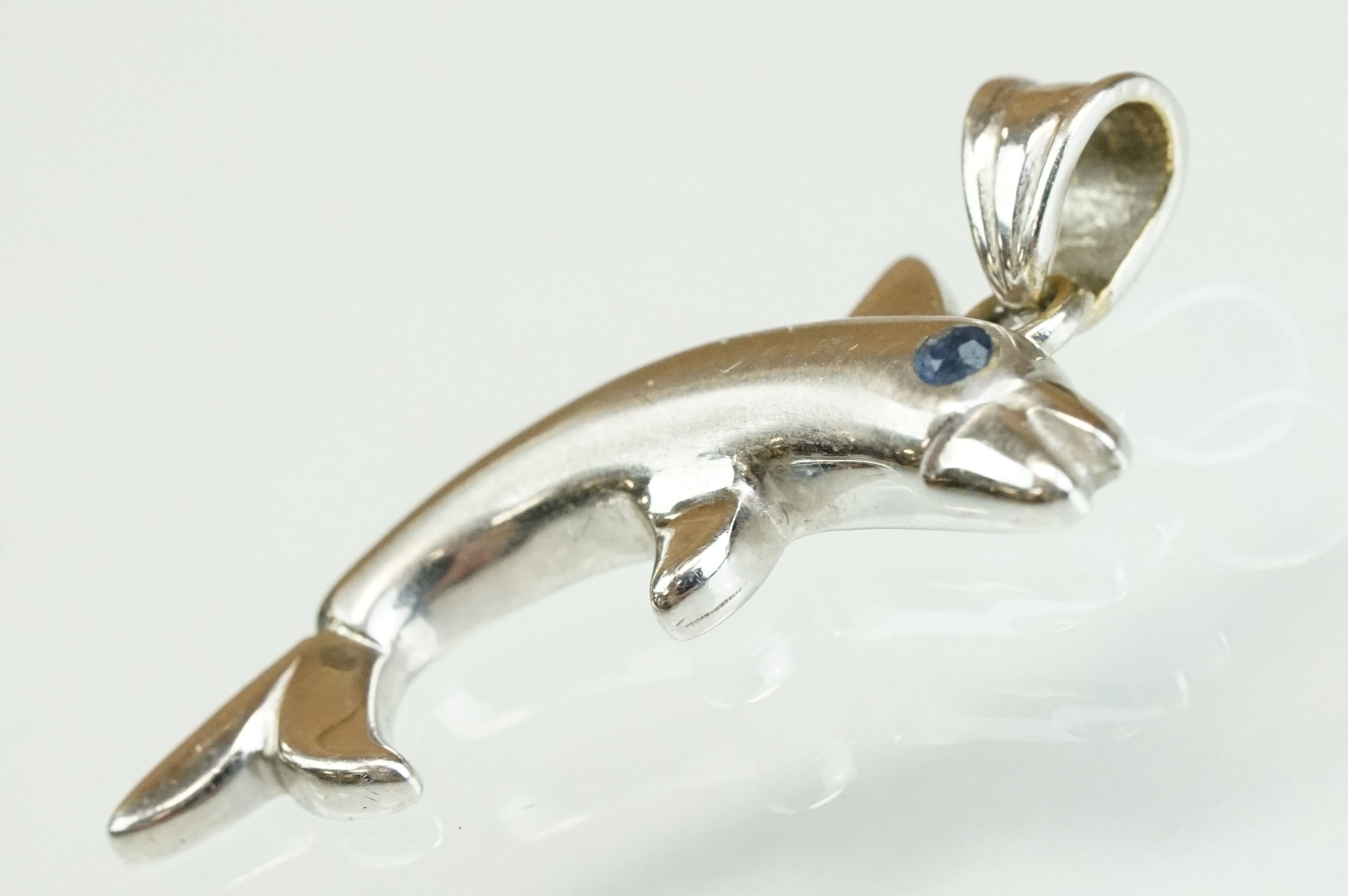 14ct white gold pendant modelled as a dolphin with sapphire eye, length approx 2.5cm - Image 2 of 5
