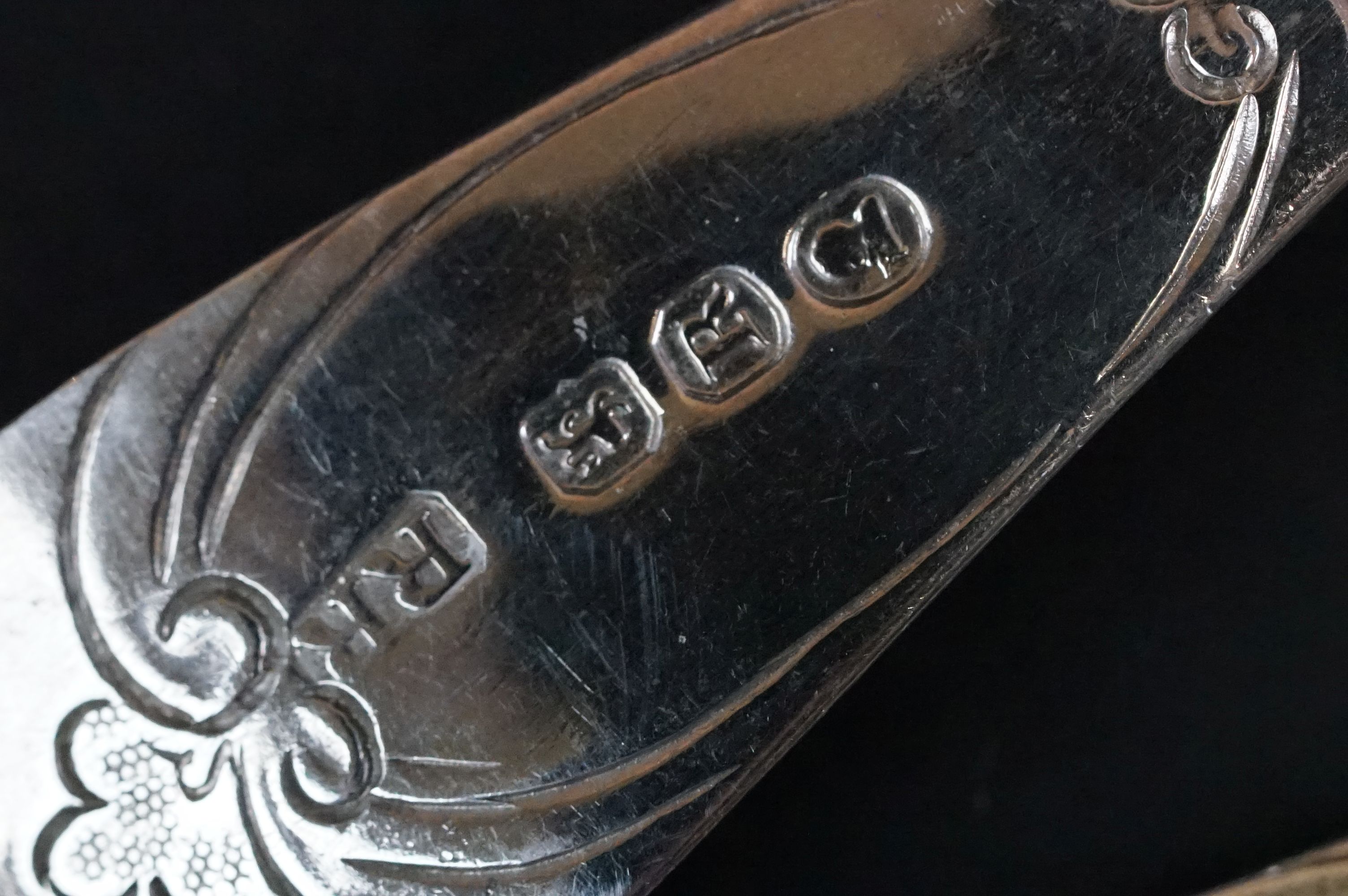 Small collection of silver items to include four Georgian converted berry spoons with gilt bowls ( - Image 15 of 20