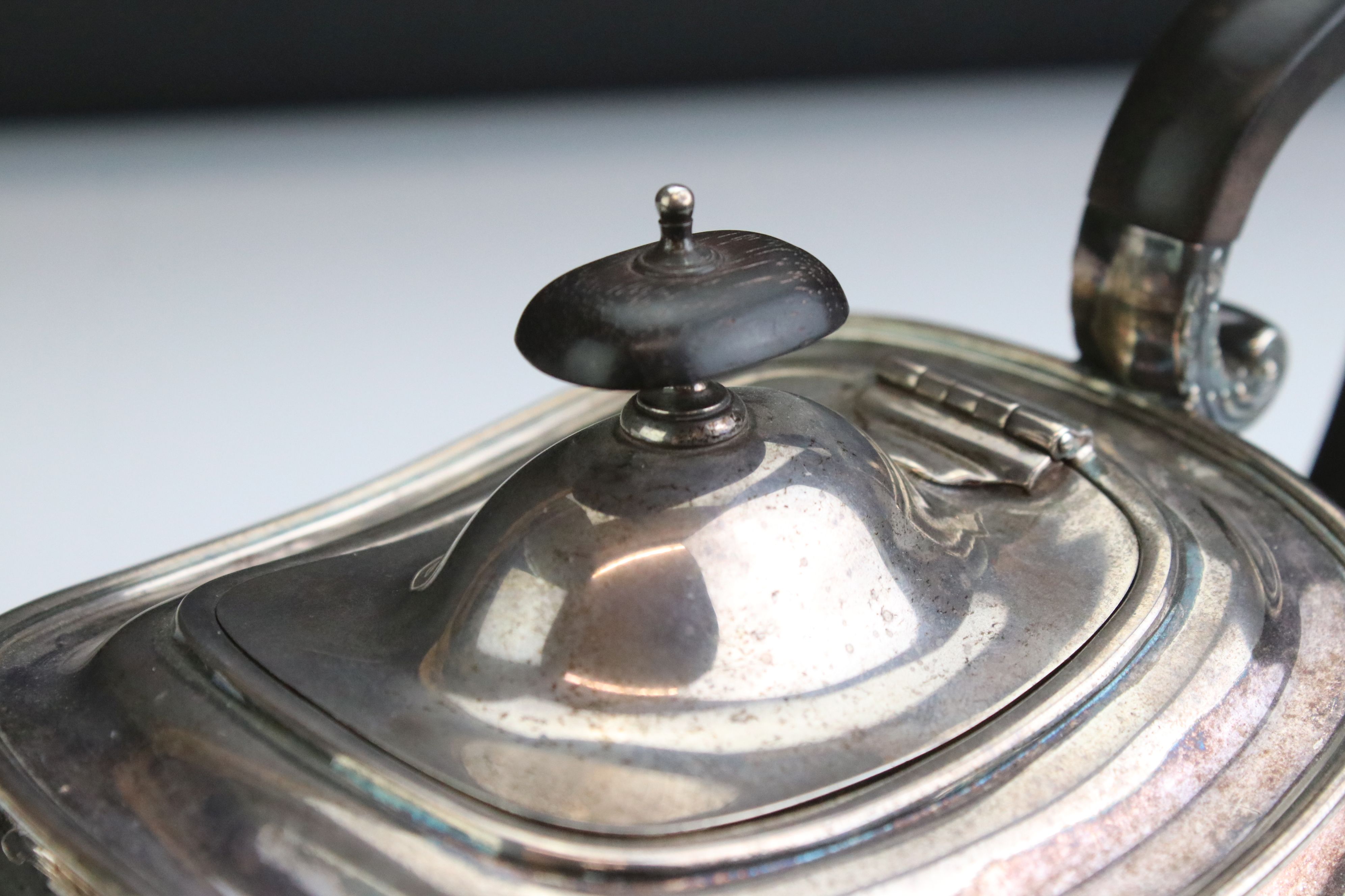 George V silver three piece tea service, comprising teapot, milk jug and a twin-handled sugar - Image 3 of 6