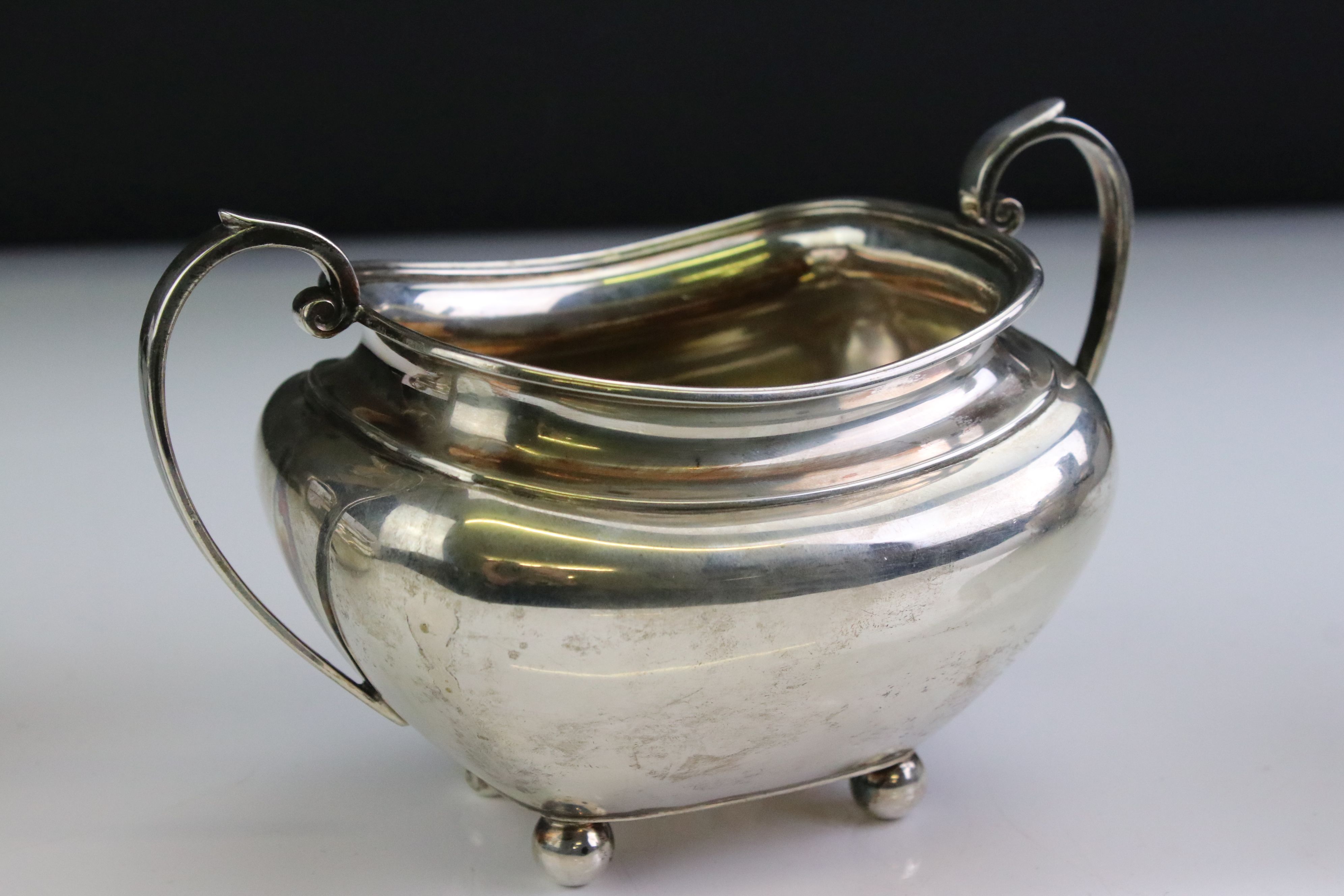 George V silver three piece tea service, comprising teapot, milk jug and a twin-handled sugar - Image 5 of 6