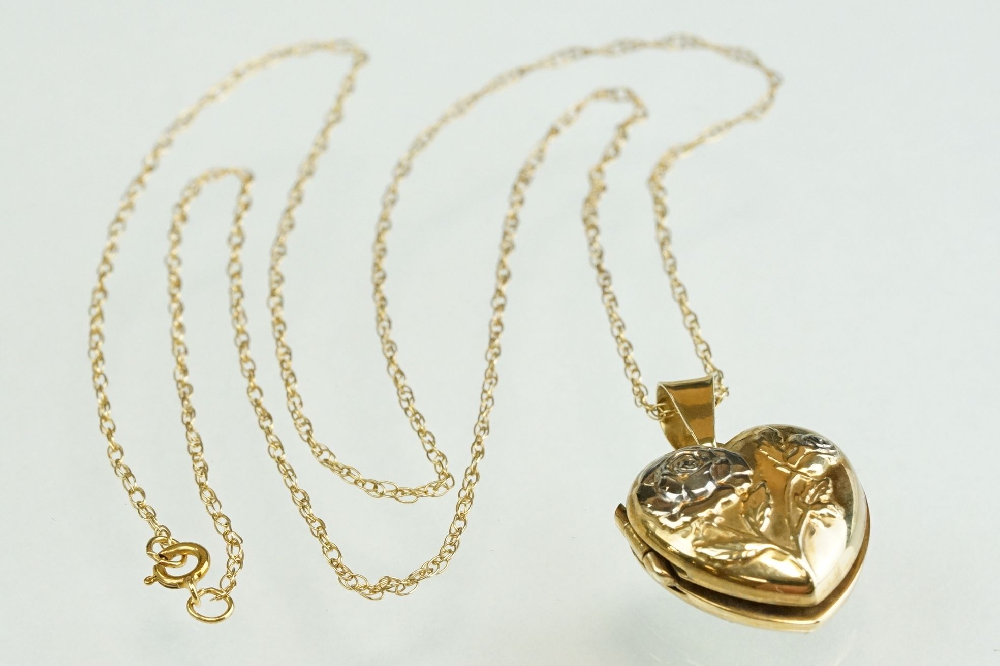 9ct yellow and white gold set gold heart shaped locket pendant, the lock with rose decoration in - Image 6 of 14