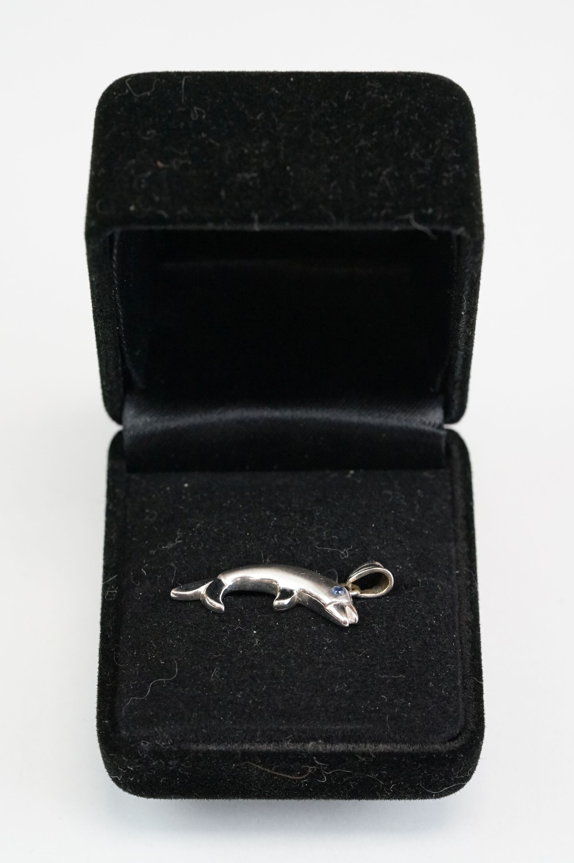 14ct white gold pendant modelled as a dolphin with sapphire eye, length approx 2.5cm - Image 5 of 5