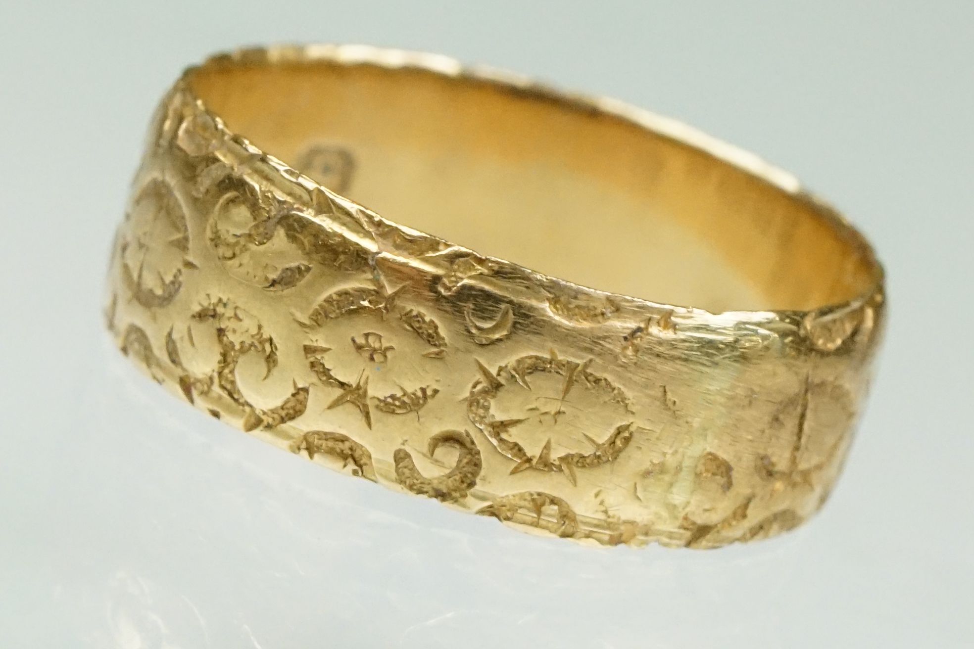 Victorian 18ct yellow gold wedding band, engraved decoration, width approx 6.5mm, ring size O-O½, - Image 7 of 8