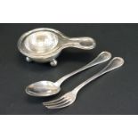 Continental silver tea strainer & stand with ribbed banding decoration, the stand raised on three