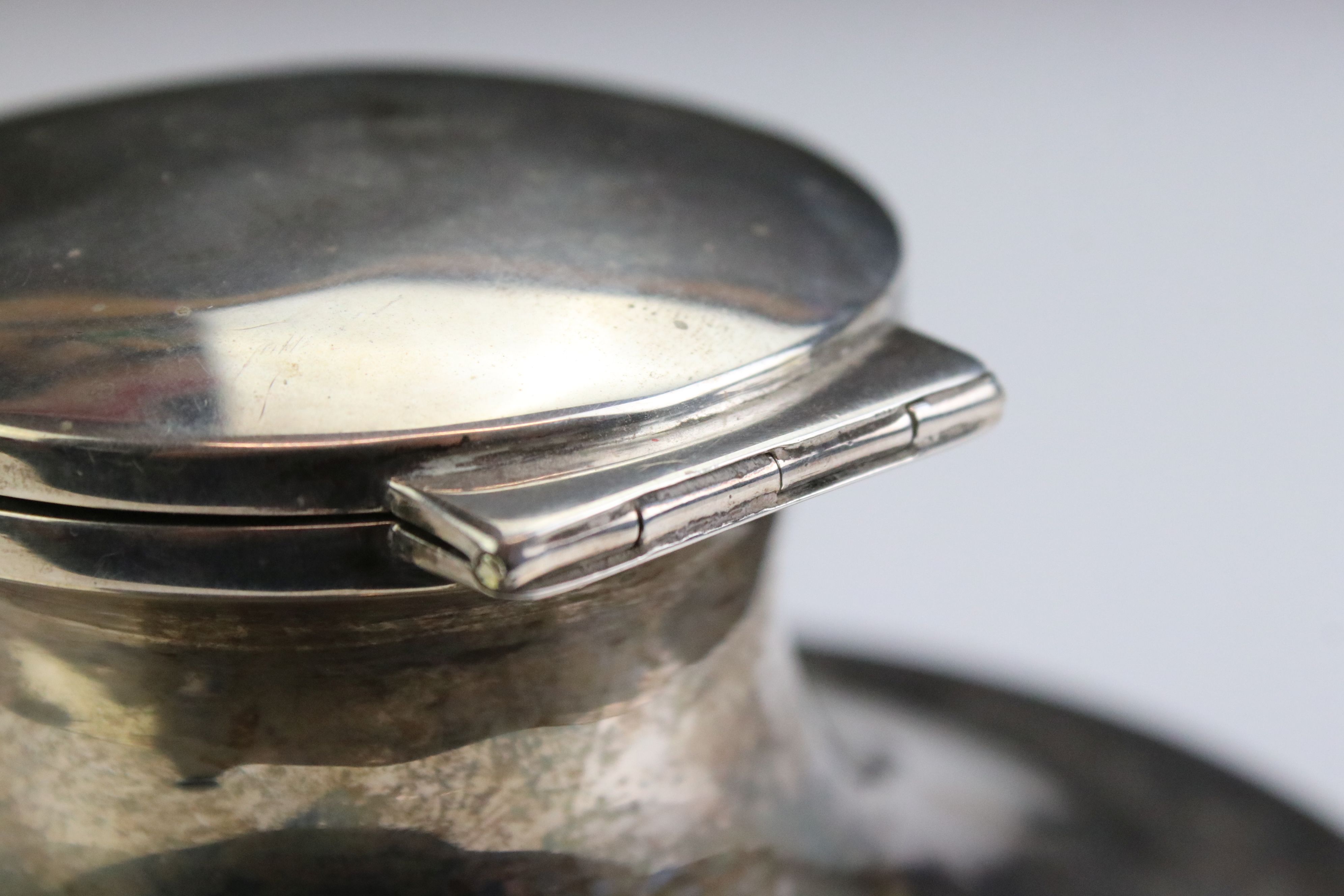 George V silver capstan desk inkwell of plain polished form, with hinged lid and clear glass - Image 6 of 6