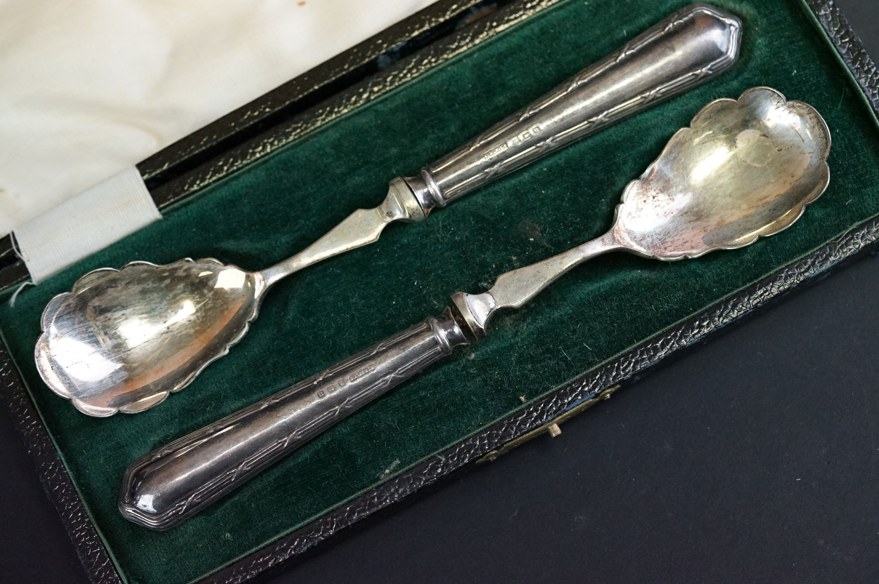 Group of silver items to include an Elizabeth II cased christening set, Birmingham 1953, a George - Image 9 of 14