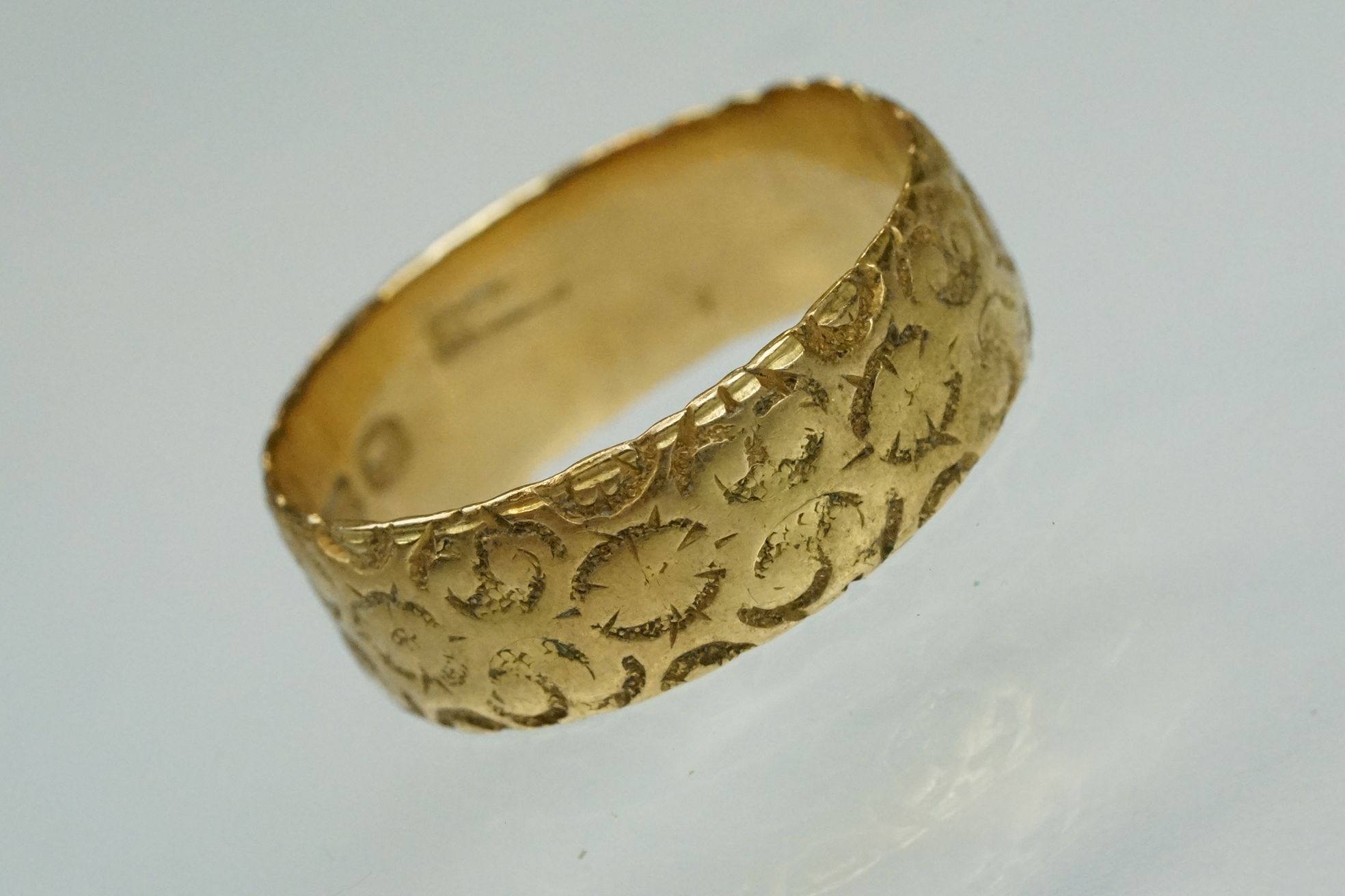 Victorian 18ct yellow gold wedding band, engraved decoration, width approx 6.5mm, ring size O-O½,