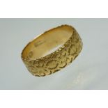 Victorian 18ct yellow gold wedding band, engraved decoration, width approx 6.5mm, ring size O-O½,