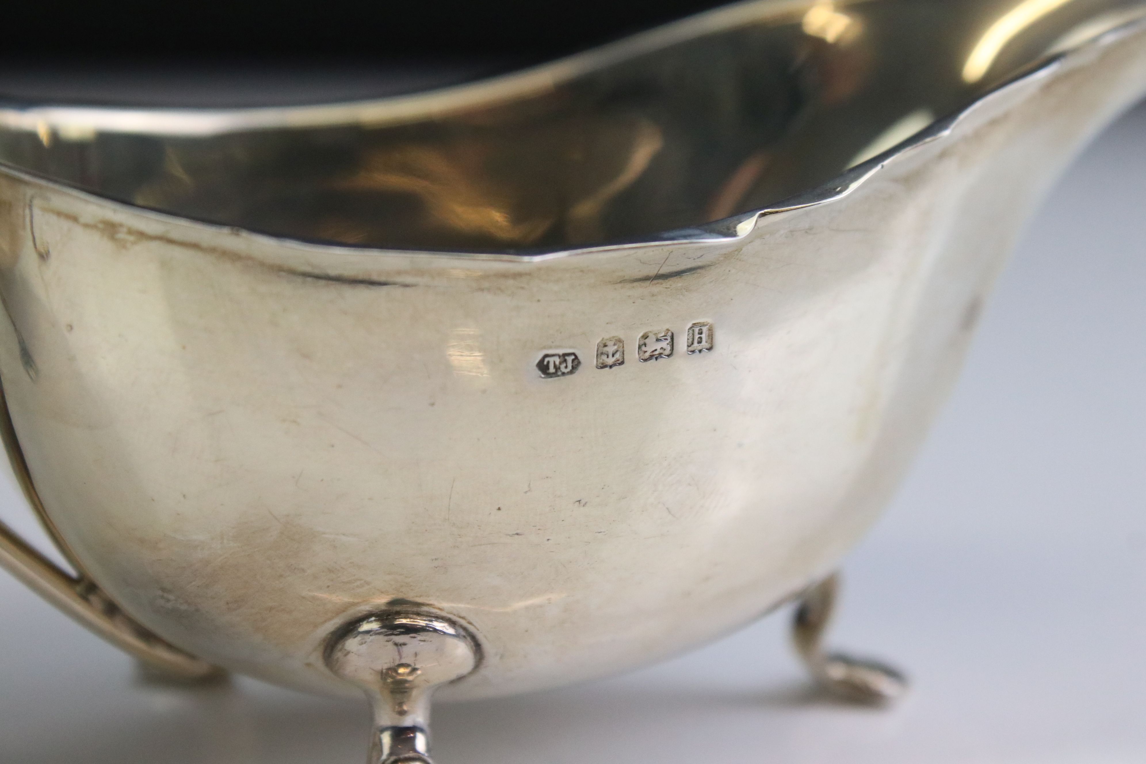 George V near pair of silver cream jugs with pie crust borders, of polished form, with scrolling - Image 4 of 6