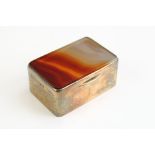 Carnelian silver gilt snuff box, the hinged lid set with rectangular carnelian slice, makers Cohen &