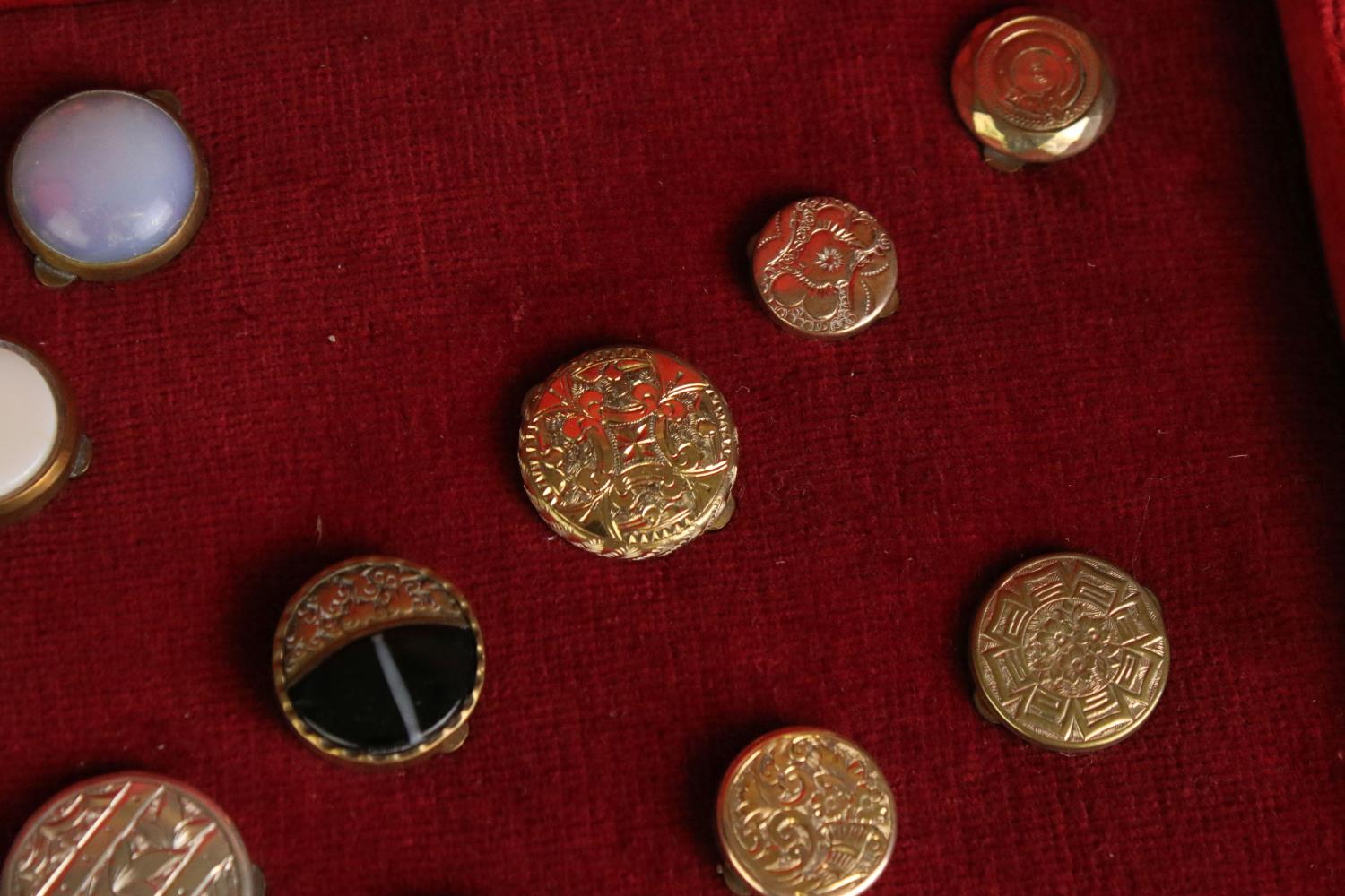 Cased collection of dress studs, to include bulls eye agate, banded agate, mother-of-pearl, pietra - Image 6 of 14