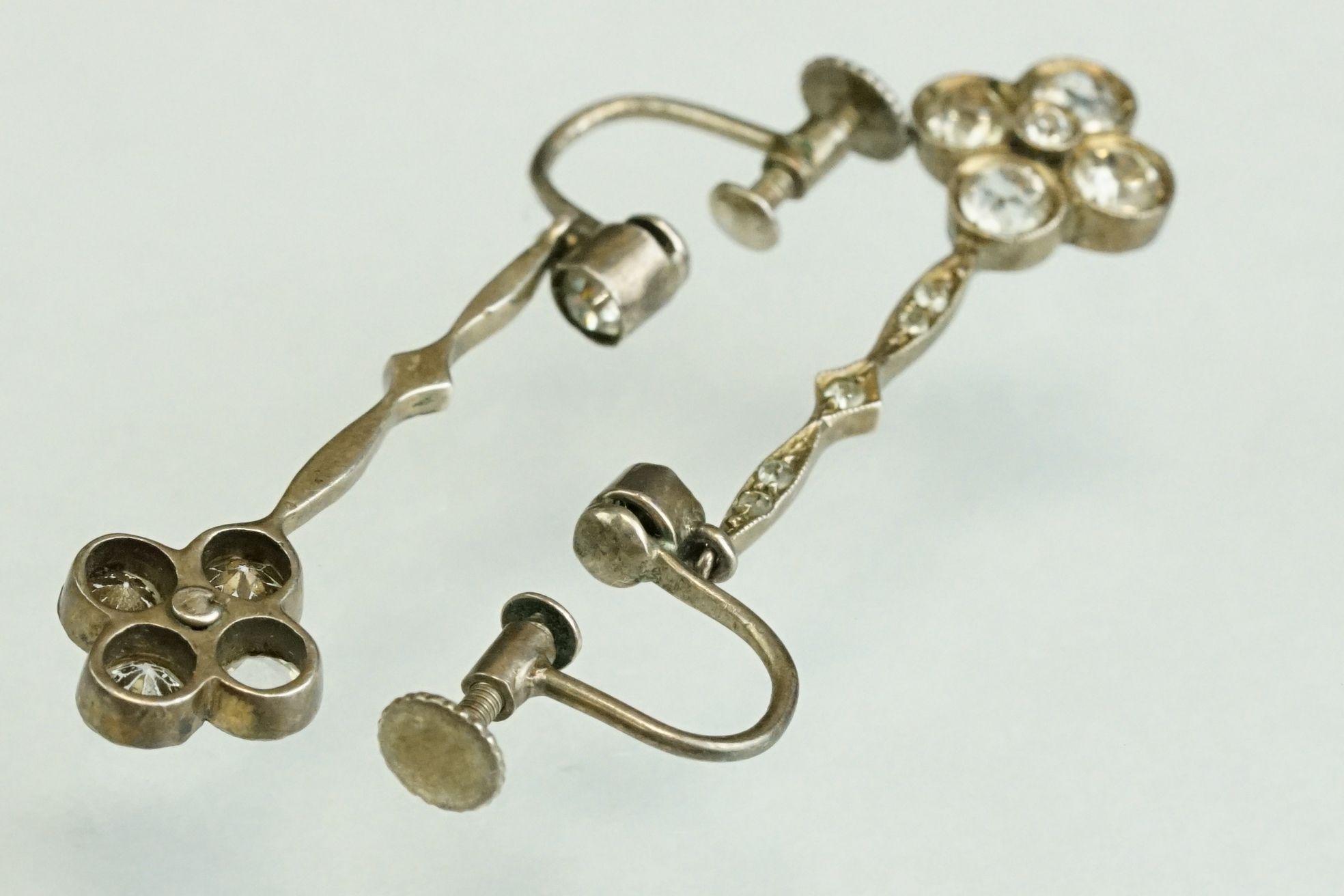 Pair of early 20th century paste unmarked silver drop earrings, flower head design, screw back ear - Image 23 of 27
