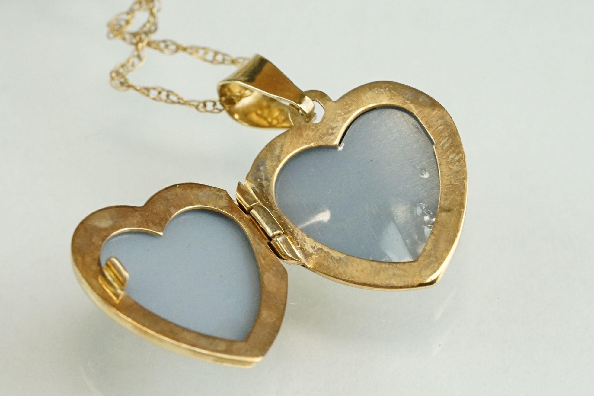 9ct yellow and white gold set gold heart shaped locket pendant, the lock with rose decoration in - Image 13 of 14