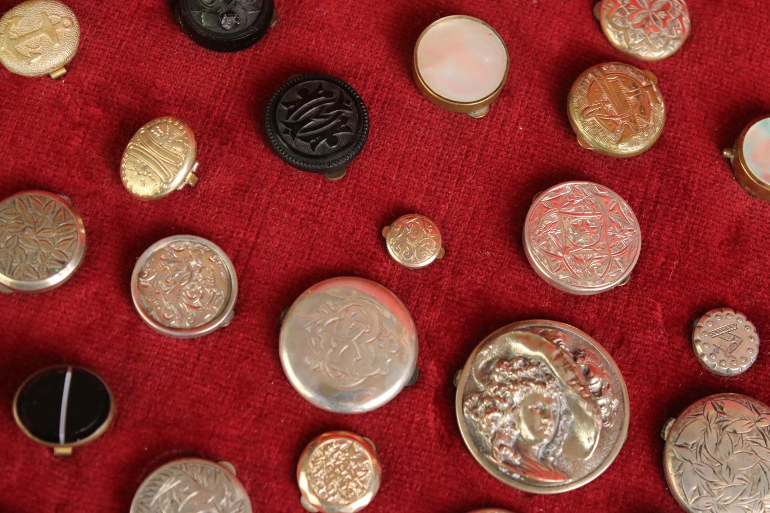 Cased collection of dress studs, to include bulls eye agate, banded agate, mother-of-pearl, pietra - Image 11 of 14