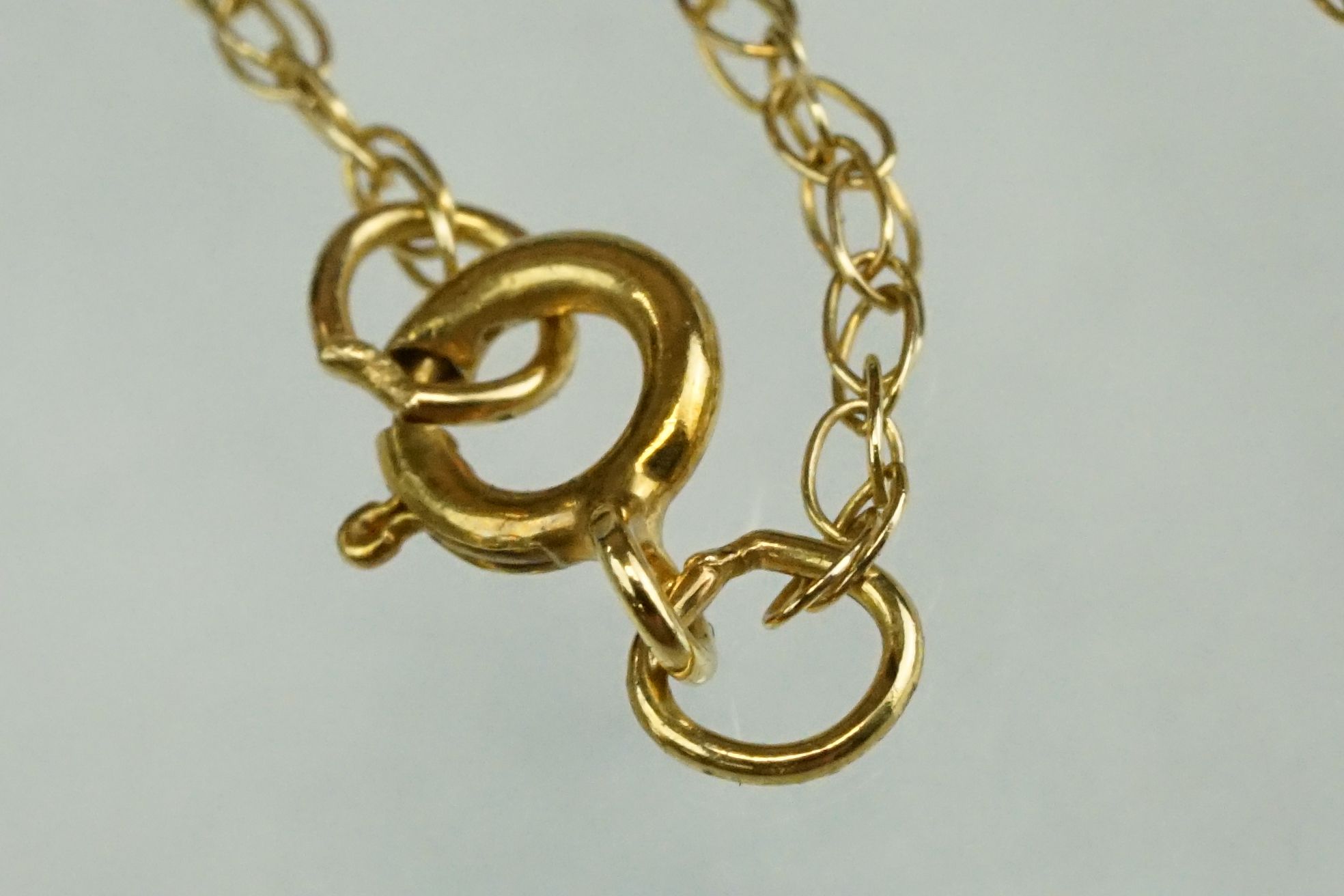 9ct yellow and white gold set gold heart shaped locket pendant, the lock with rose decoration in - Image 7 of 14
