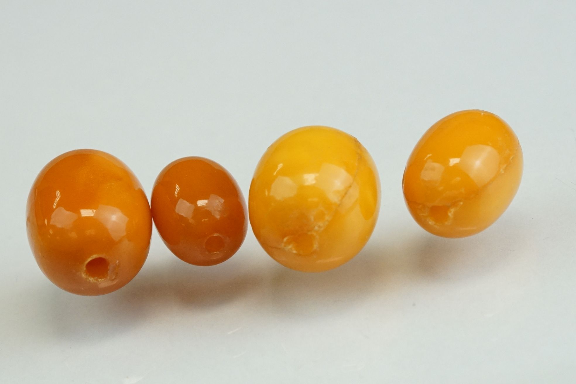 Ten amber type beads, the largest measuring approx 20mm x 14mmm, the smallest measuring approx 10. - Image 4 of 4