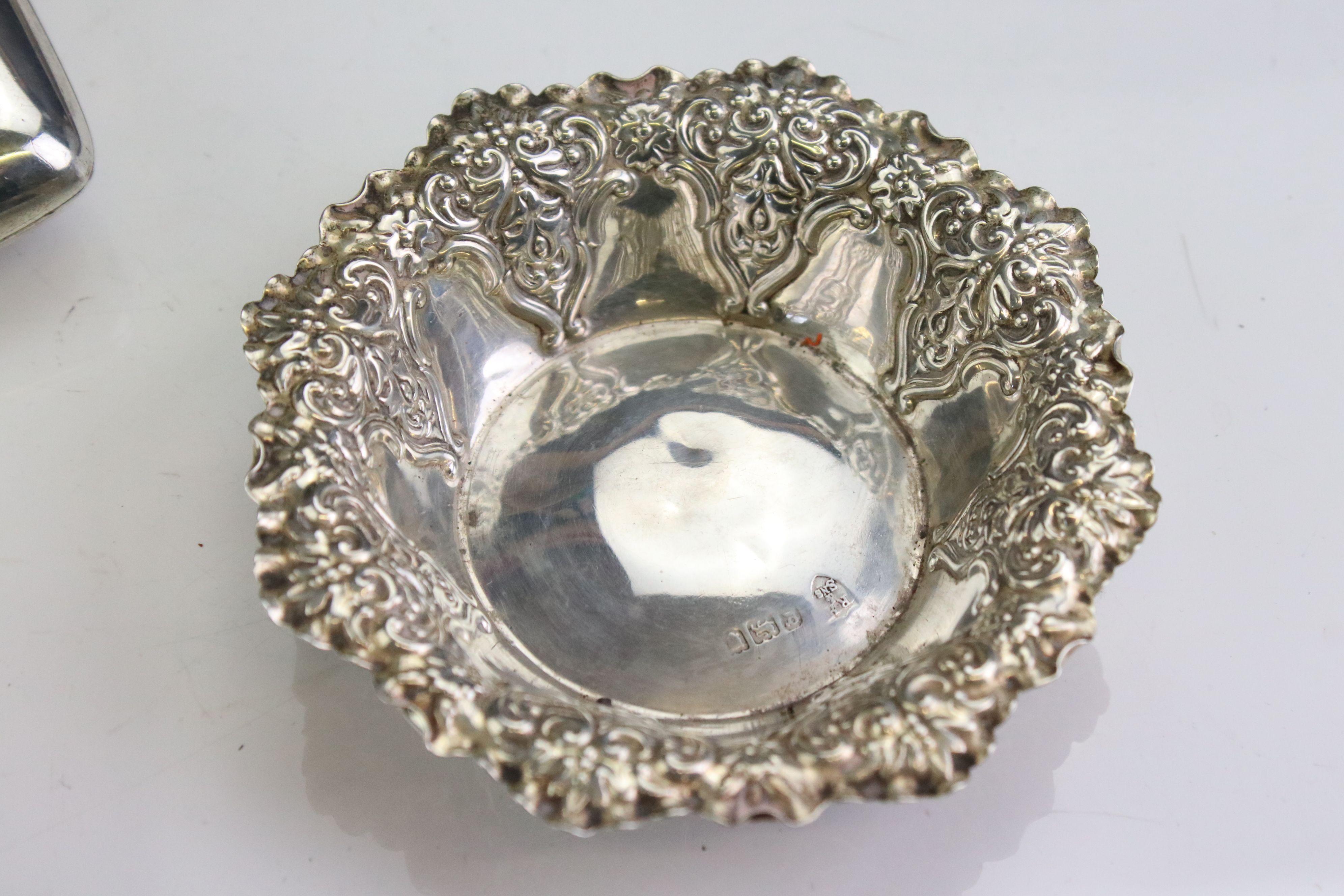 Group of silver items to include to include a George V cigarette case of rectangular plain - Image 4 of 14