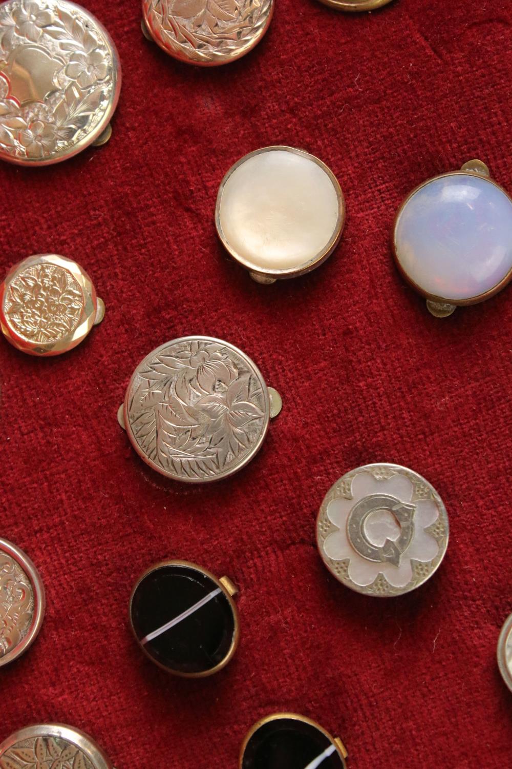 Cased collection of dress studs, to include bulls eye agate, banded agate, mother-of-pearl, pietra - Image 12 of 14