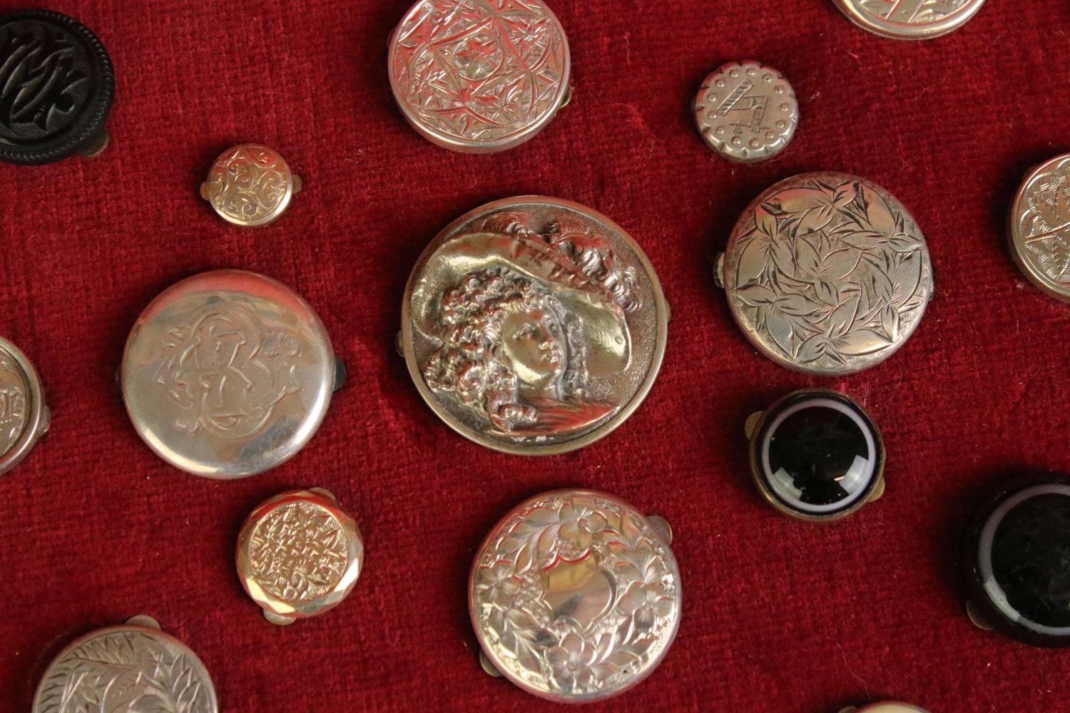 Cased collection of dress studs, to include bulls eye agate, banded agate, mother-of-pearl, pietra - Image 9 of 14