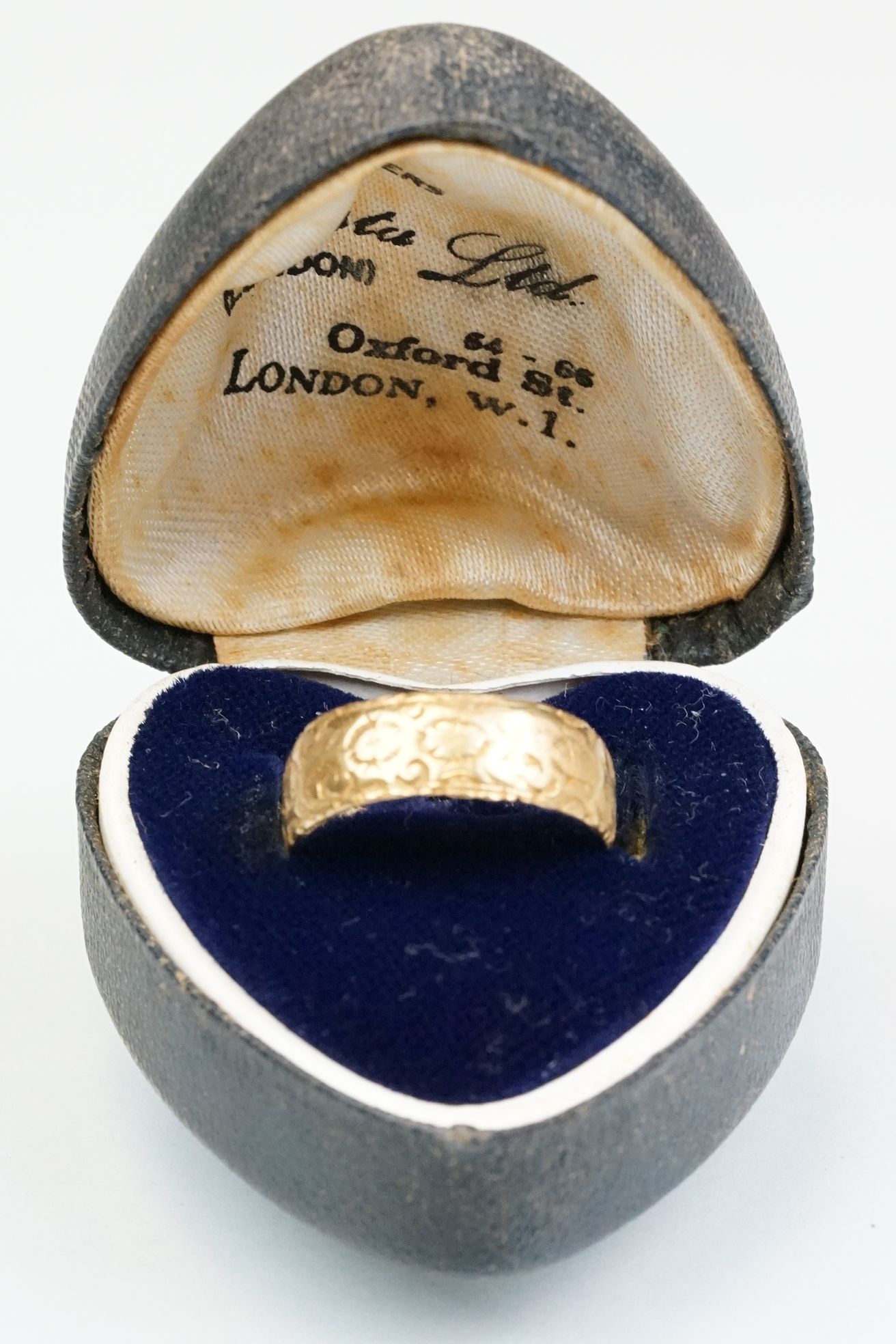 Victorian 18ct yellow gold wedding band, engraved decoration, width approx 6.5mm, ring size O-O½, - Image 8 of 8