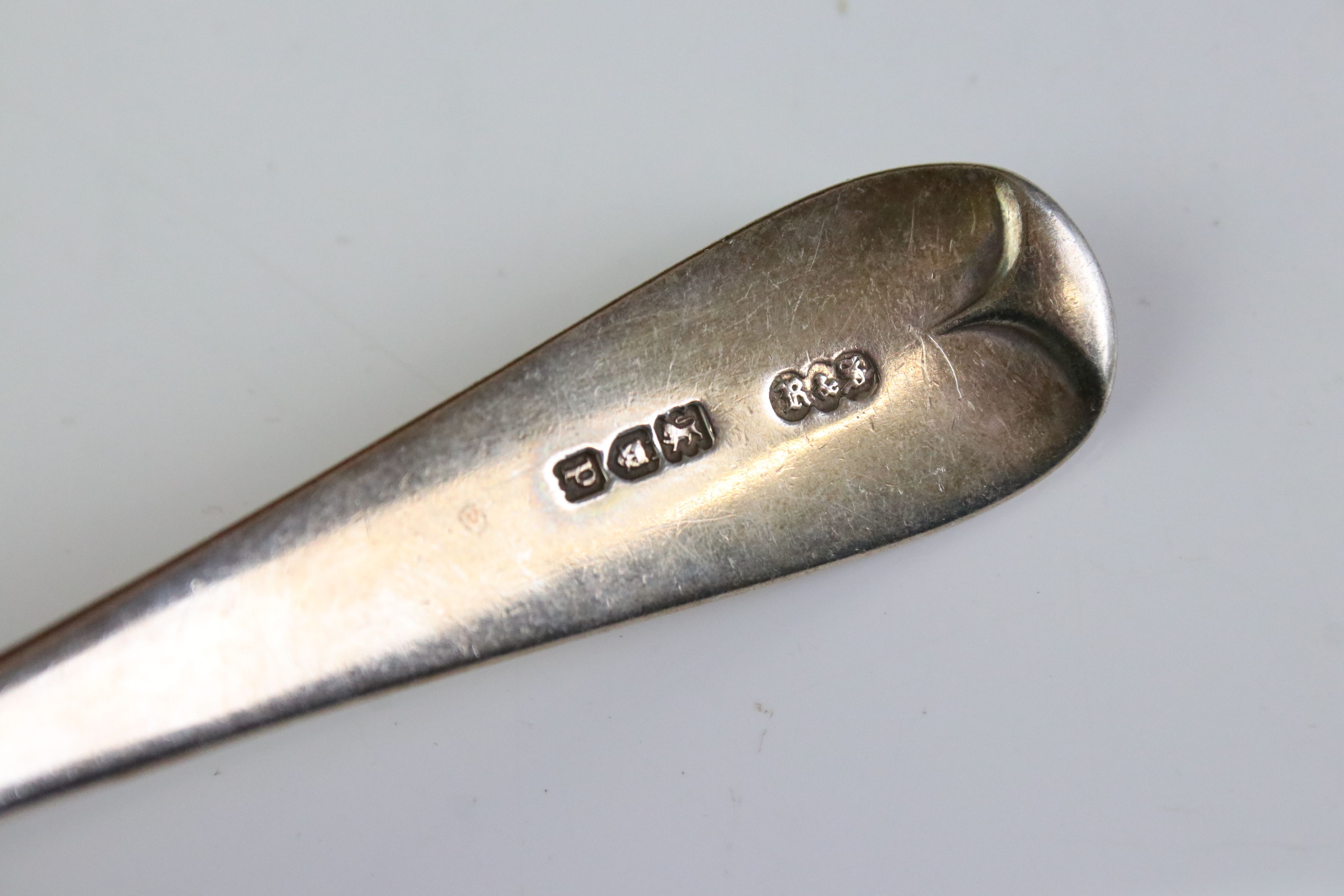 Early 20th century old English pattern silver sauce ladle, monogrammed terminal (17cm long), - Bild 4 aus 5