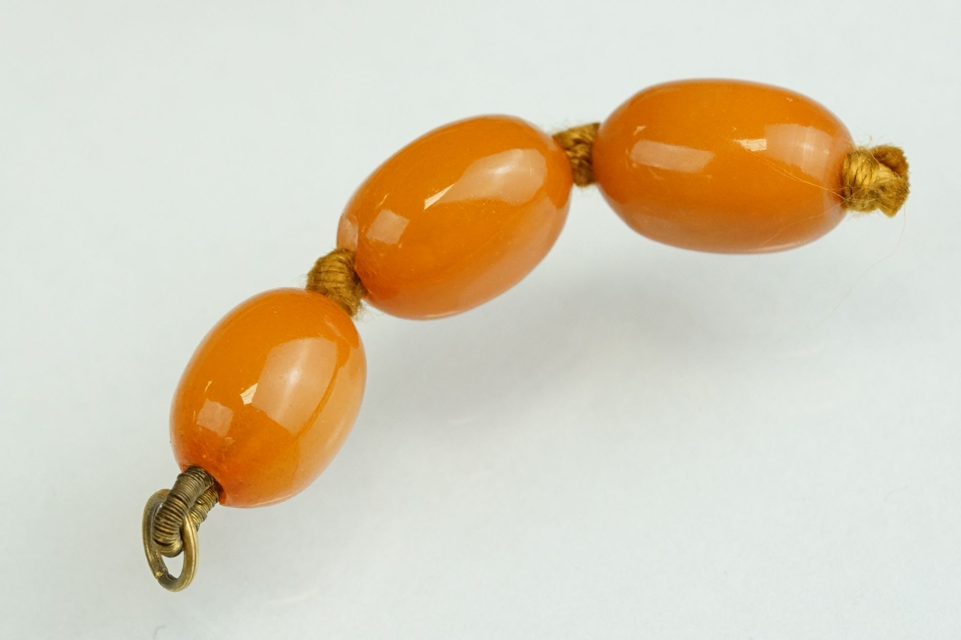 Ten amber type beads, the largest measuring approx 20mm x 14mmm, the smallest measuring approx 10. - Image 3 of 4