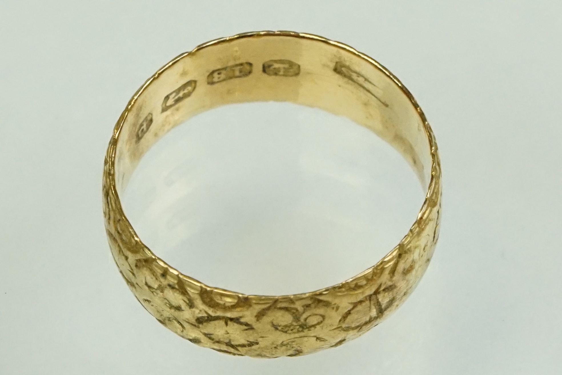 Victorian 18ct yellow gold wedding band, engraved decoration, width approx 6.5mm, ring size O-O½, - Image 3 of 8