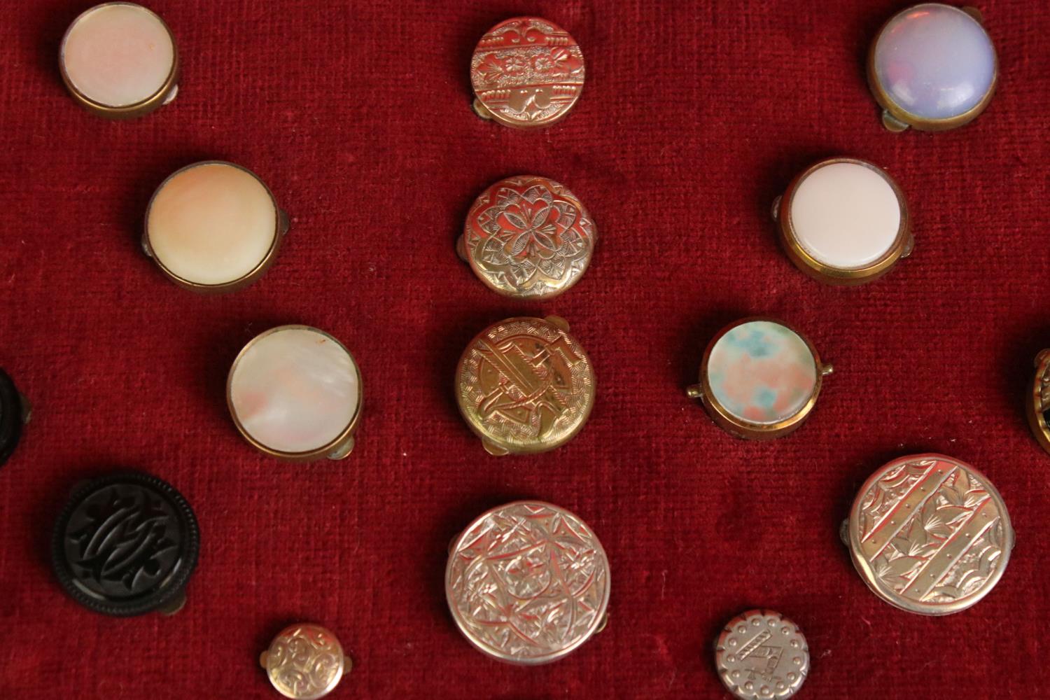 Cased collection of dress studs, to include bulls eye agate, banded agate, mother-of-pearl, pietra - Image 5 of 14