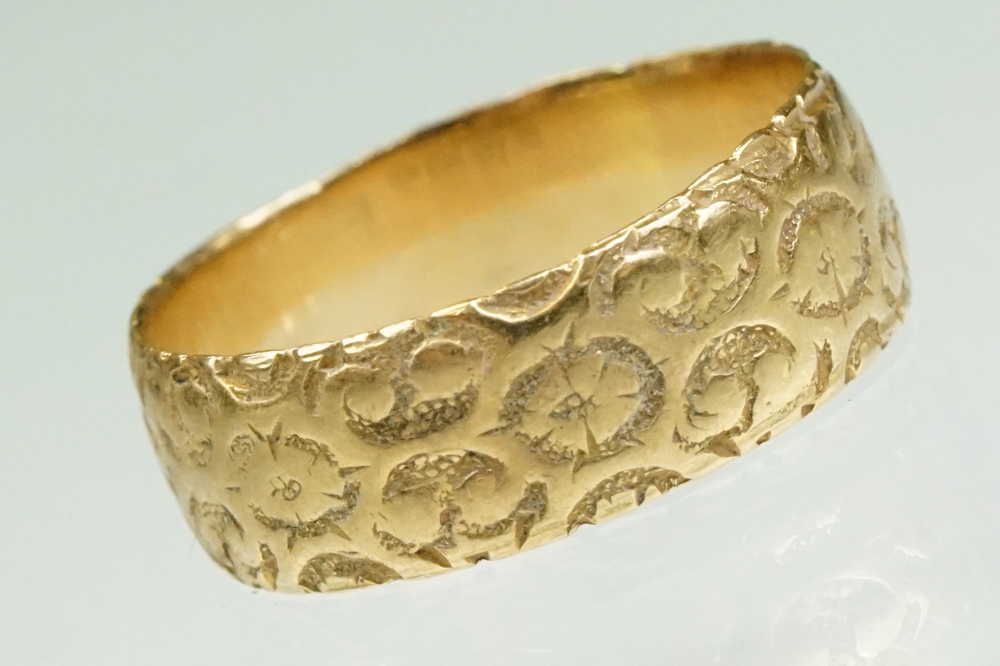Victorian 18ct yellow gold wedding band, engraved decoration, width approx 6.5mm, ring size O-O½, - Image 6 of 8