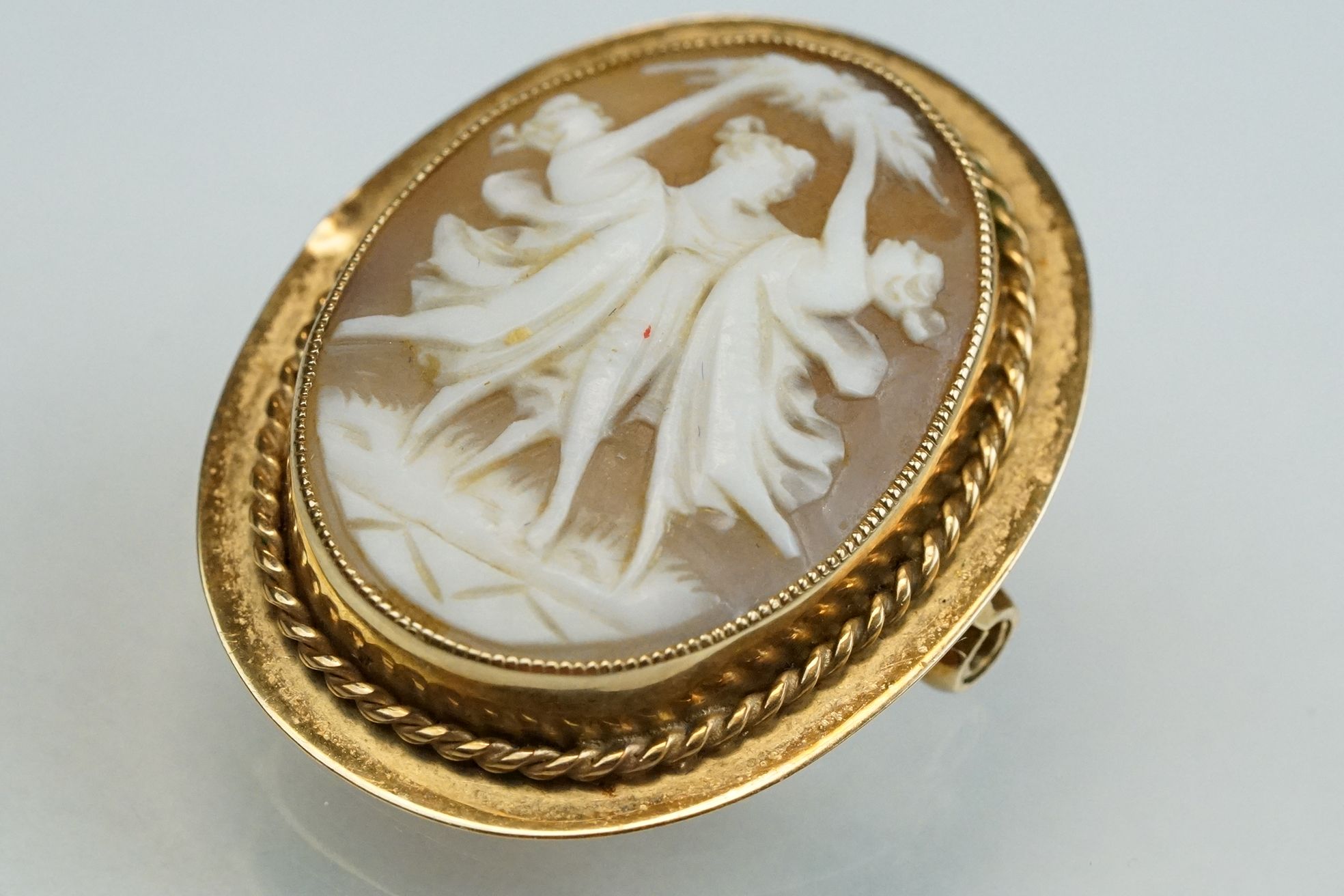 Shell cameo 9ct yellow gold brooch, the oval cameo depicting the Three Graces, rubover set with - Image 2 of 6